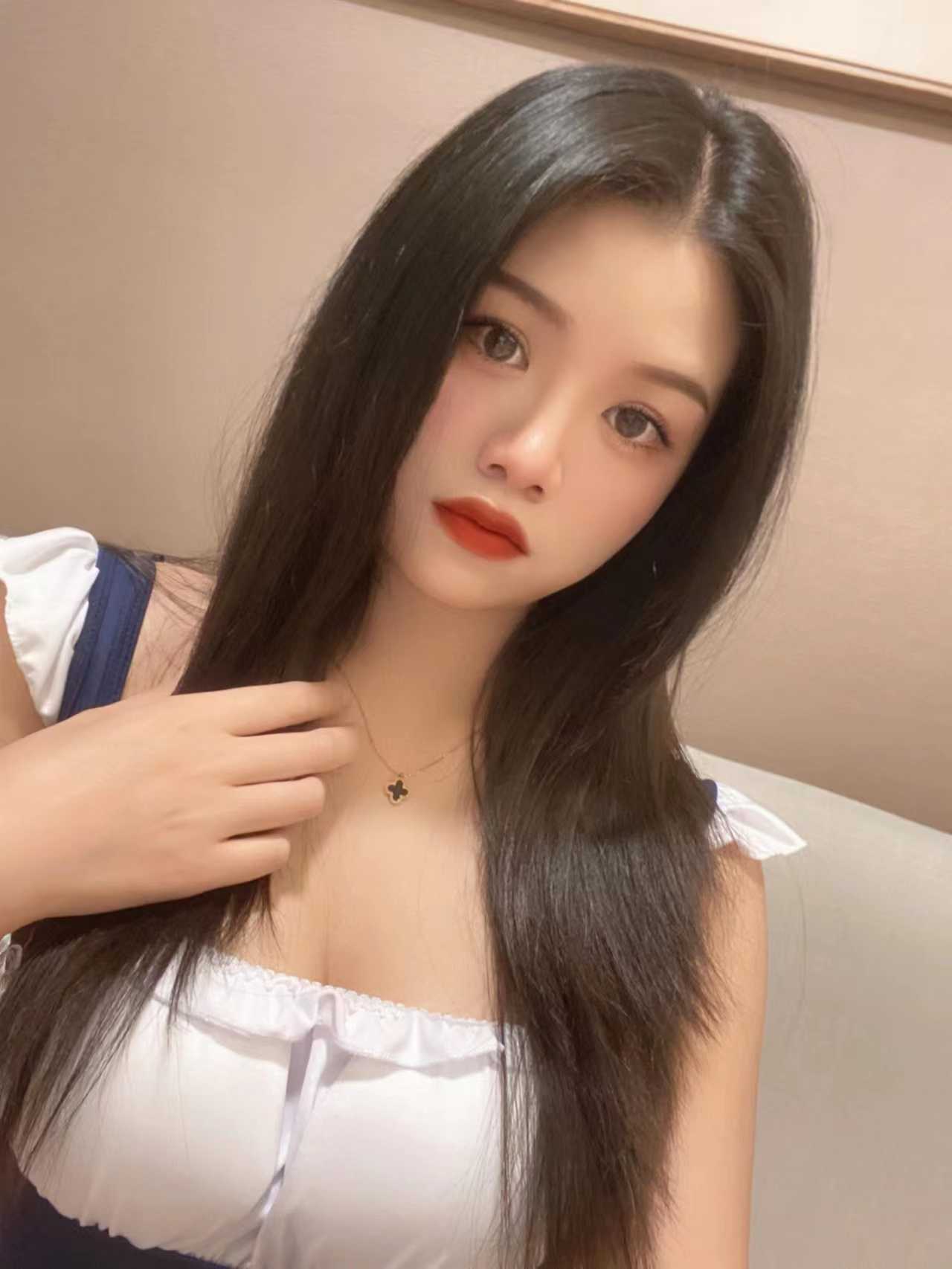 胸大粉嫩的小萝莉，制服诱惑
