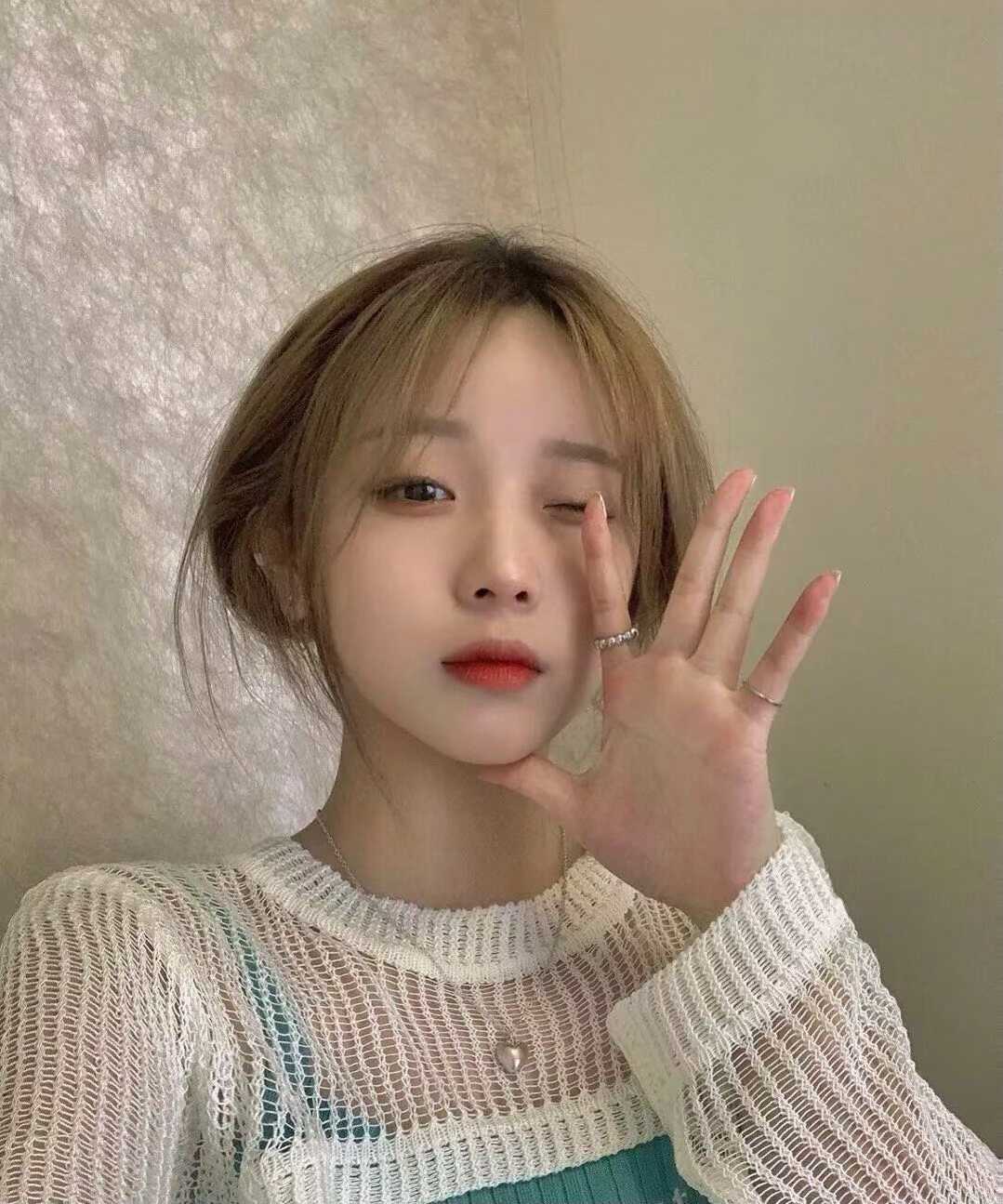 01后小美女刚刚出社会，需要被哥哥们多照顾一下