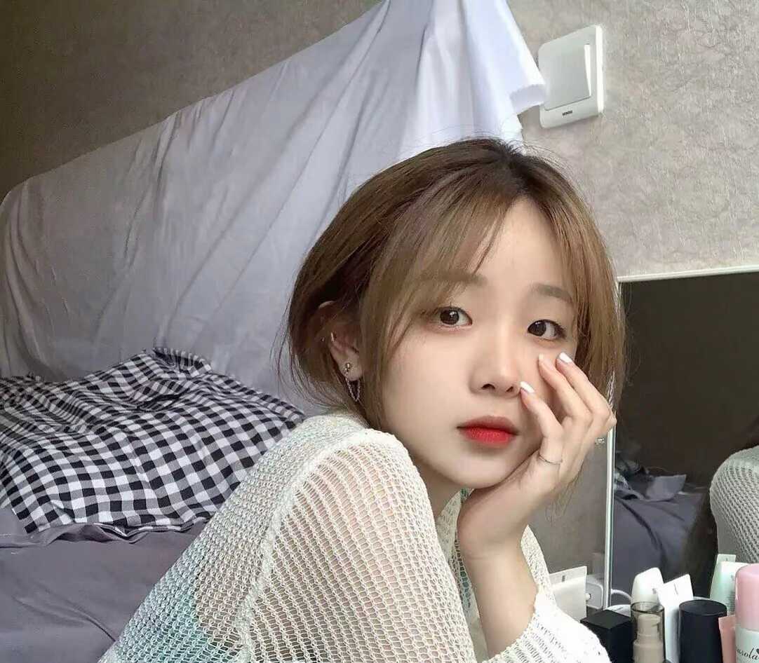 01后小美女刚刚出社会，需要被哥哥们多照顾一下