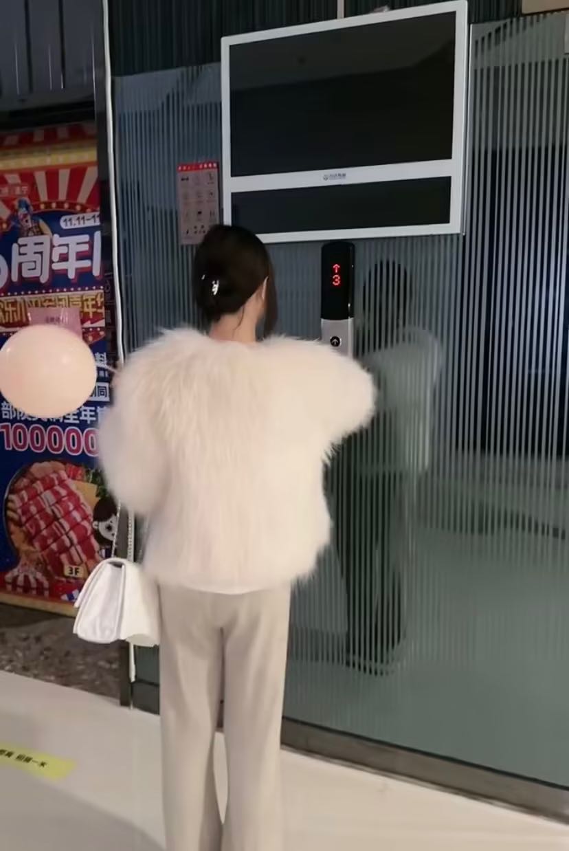 24岁年轻小姐姐