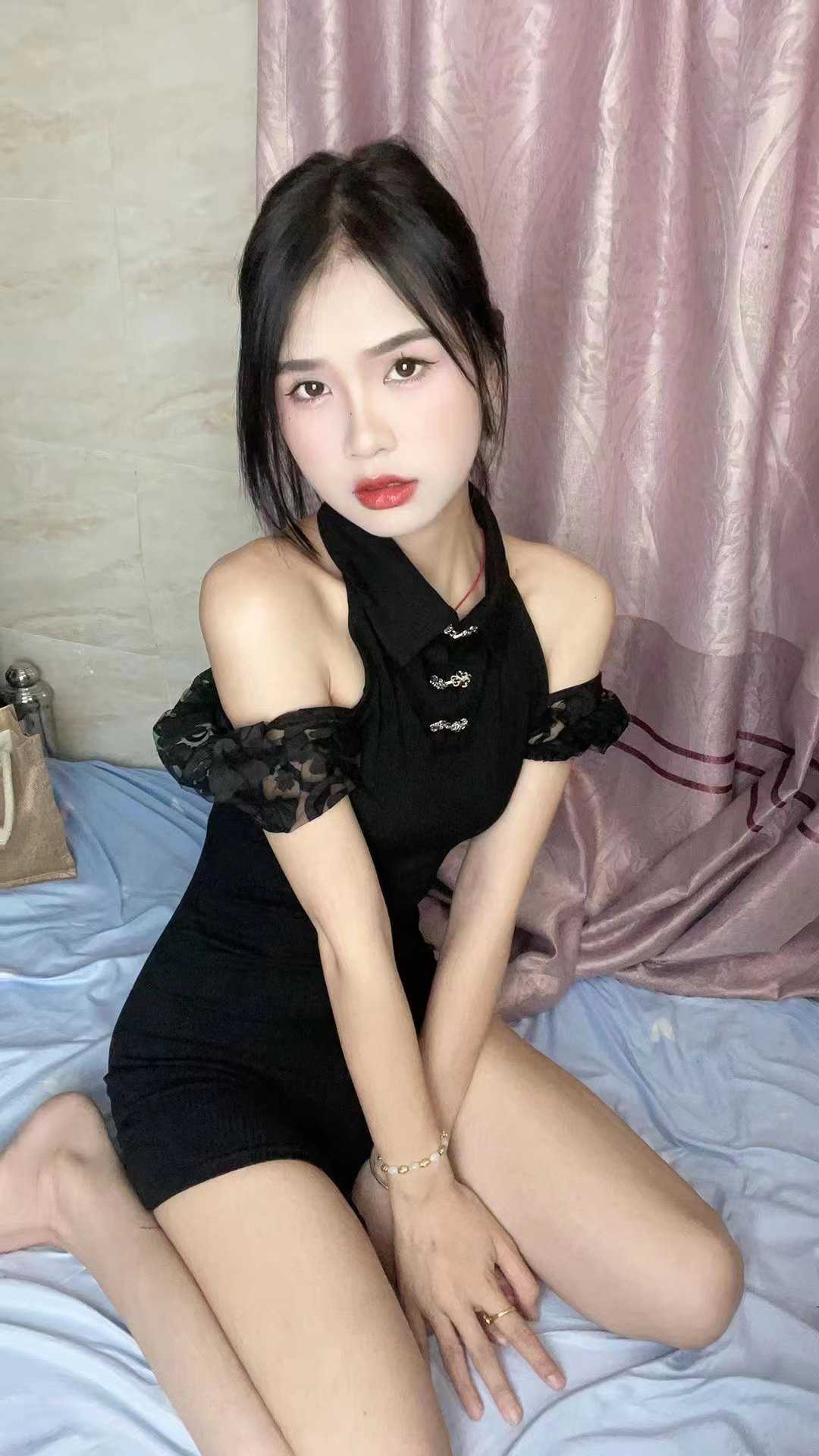 很年轻的妹子提枪上马