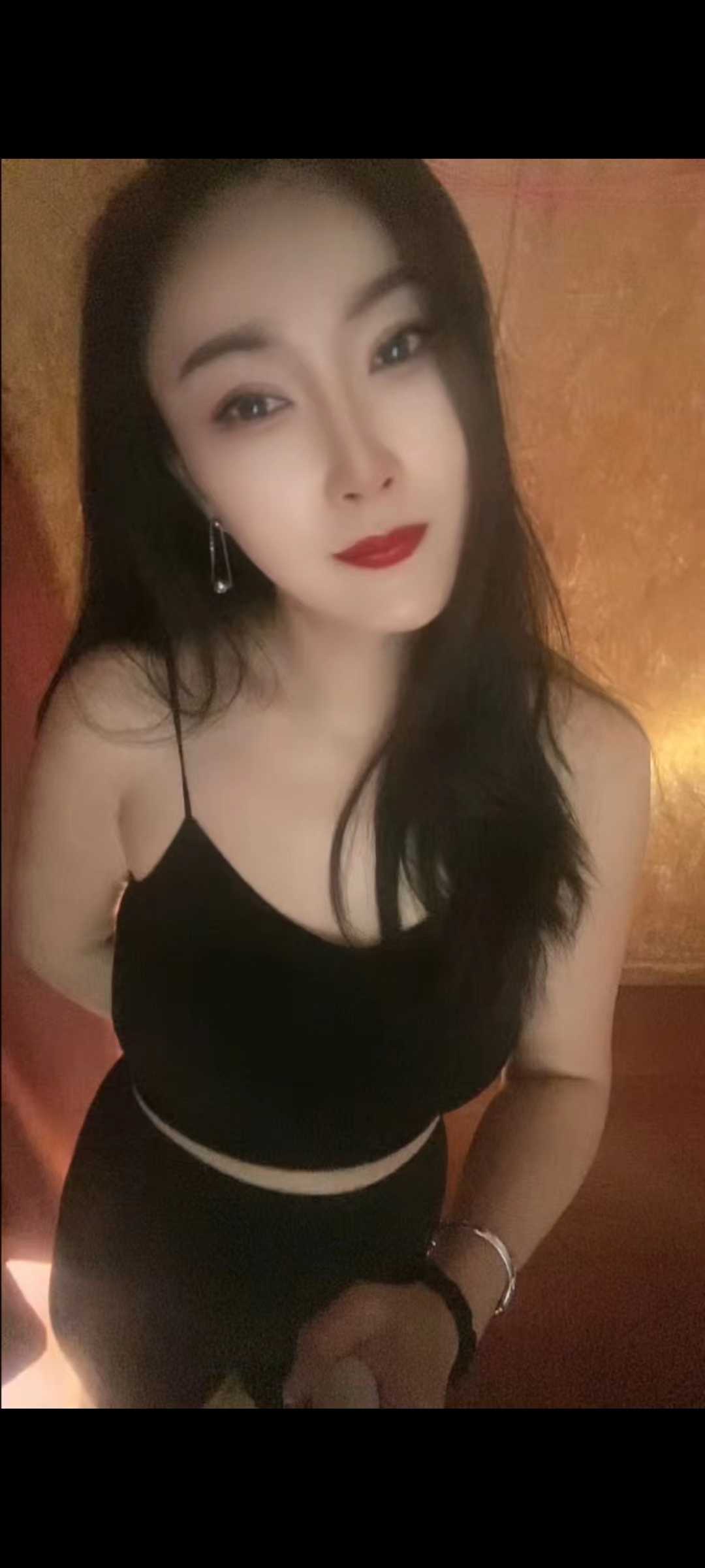 一对大胸太爽了，做服务挺仔细