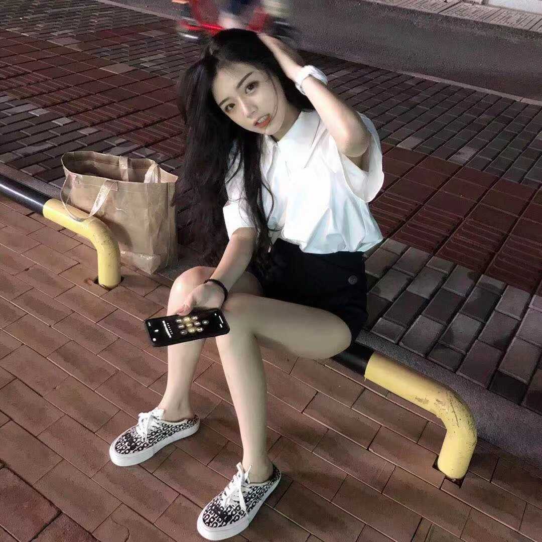 娇小玲珑服务系清纯妹子