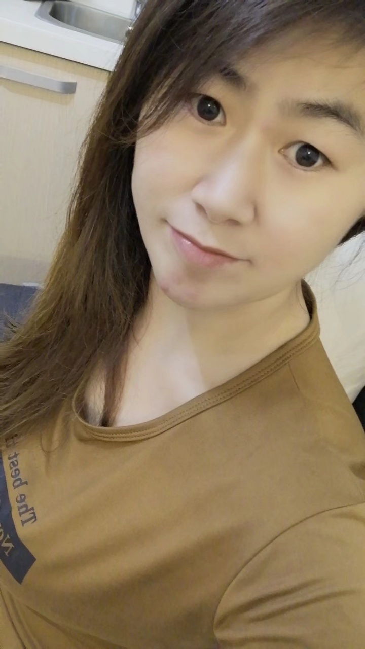 姿势随意，个人兼职