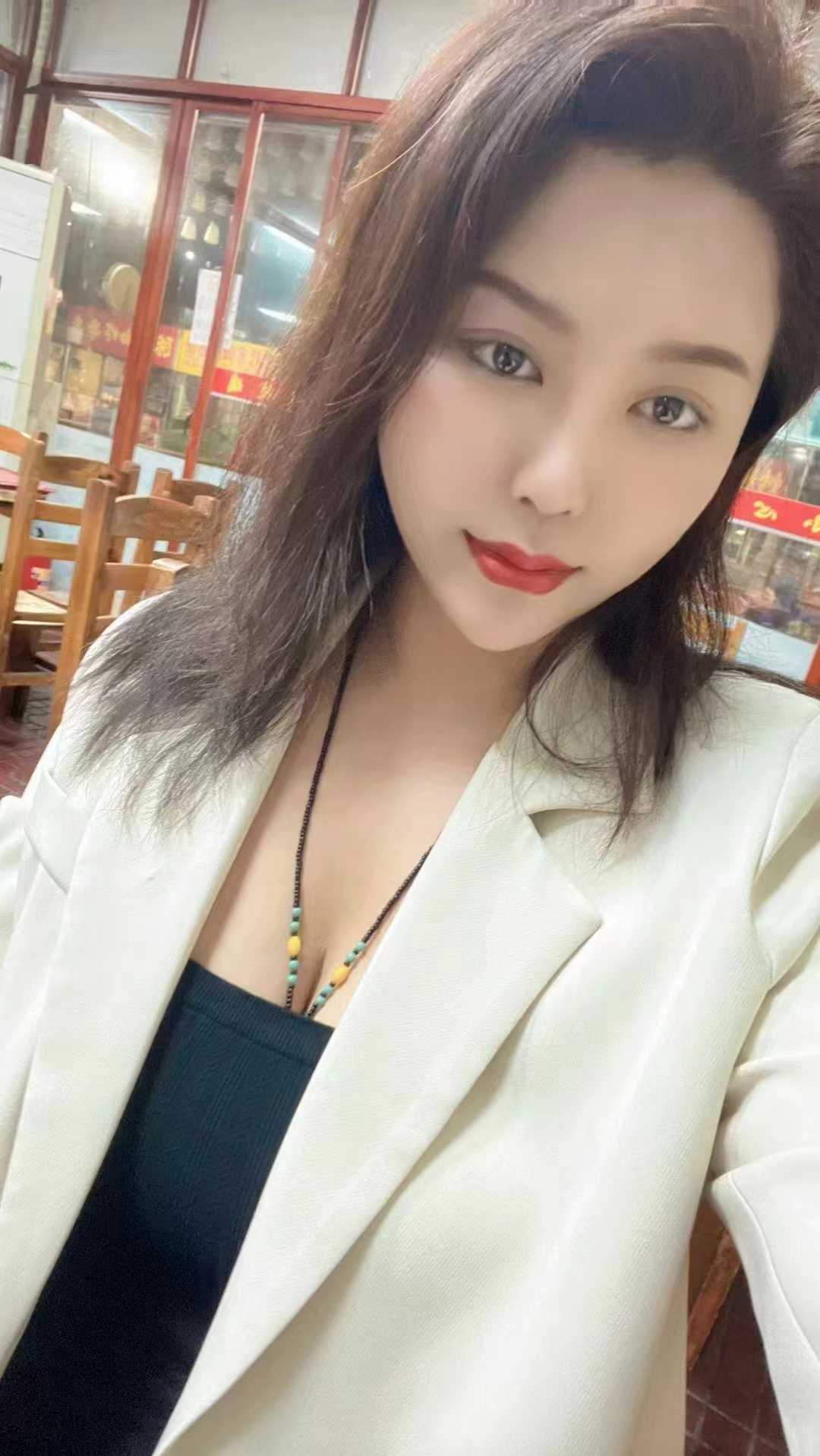 后面后入，这妞啊啊的浪叫了起来