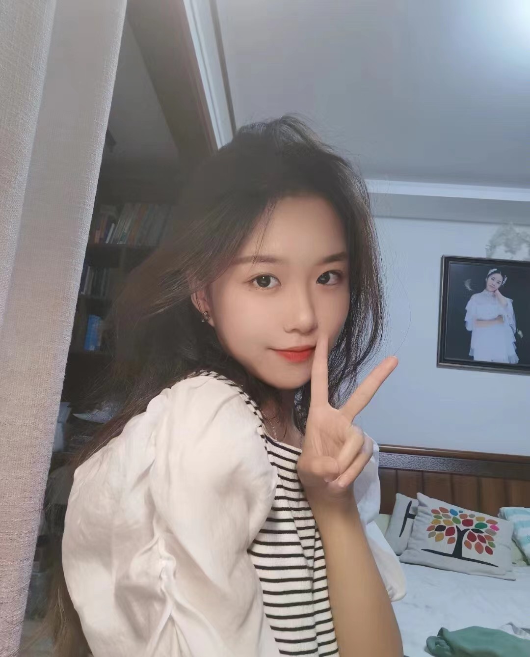 粉嫩的阴唇给夹的特别紧