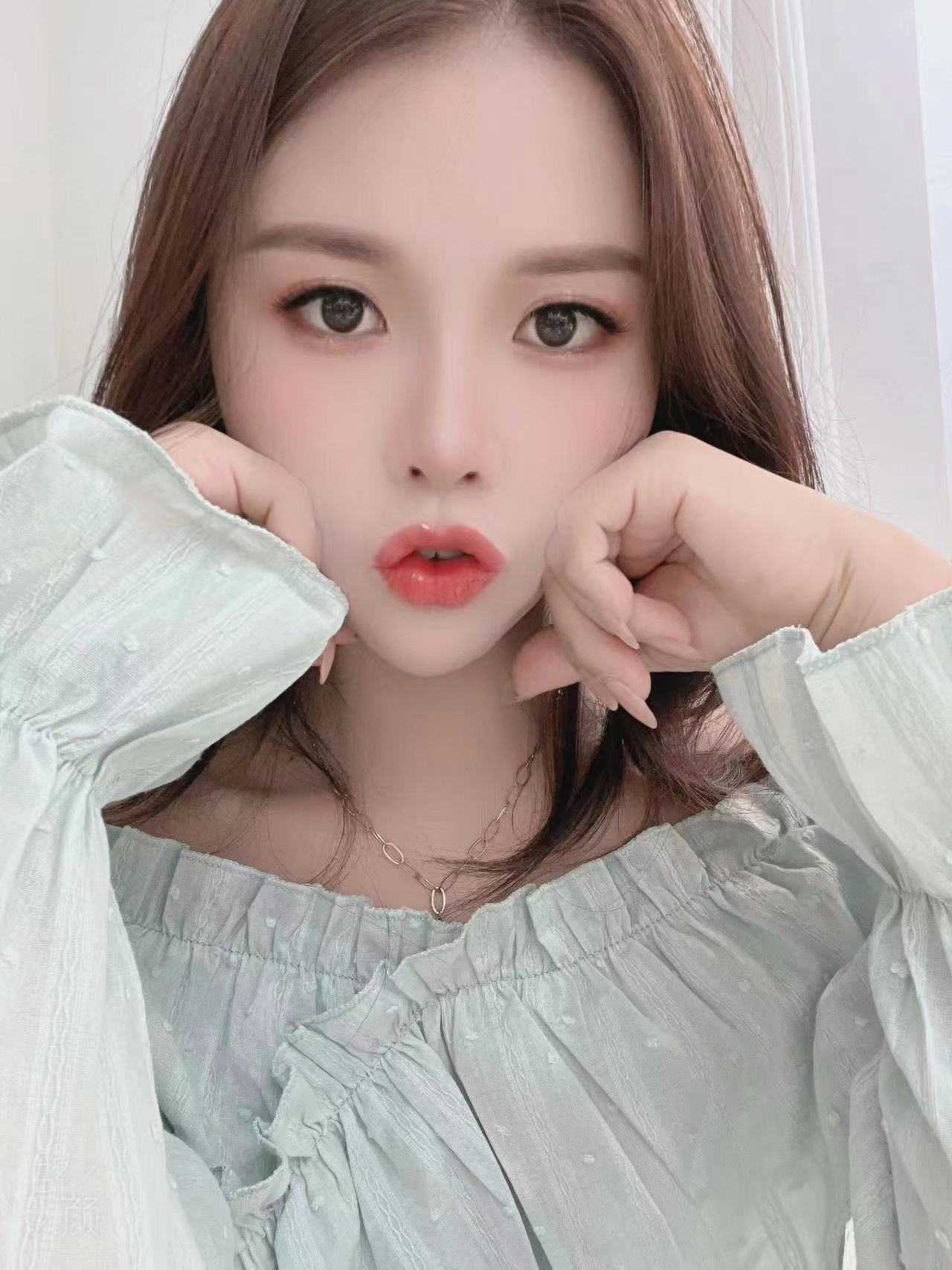 很嫩声音很好听，也不会催人