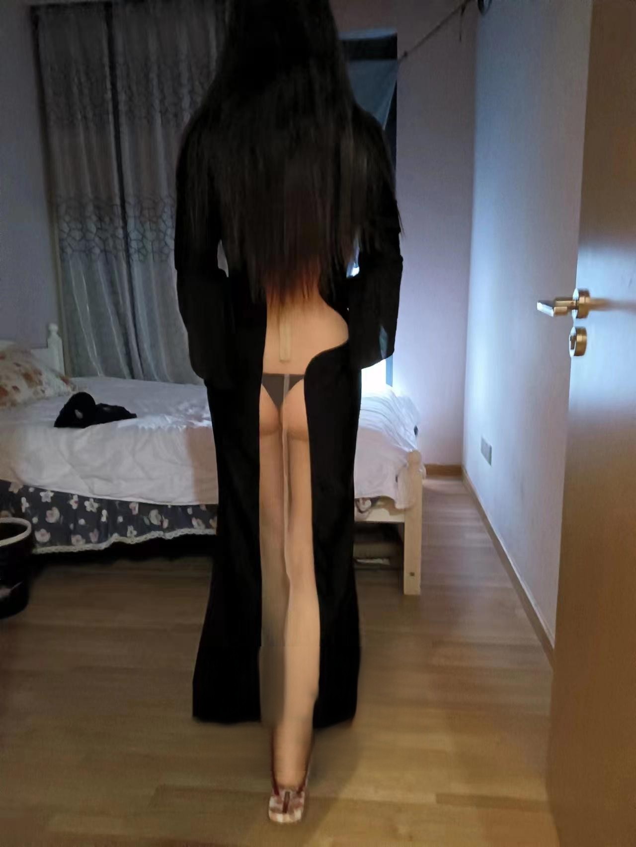 妹子很佛系，身材很好