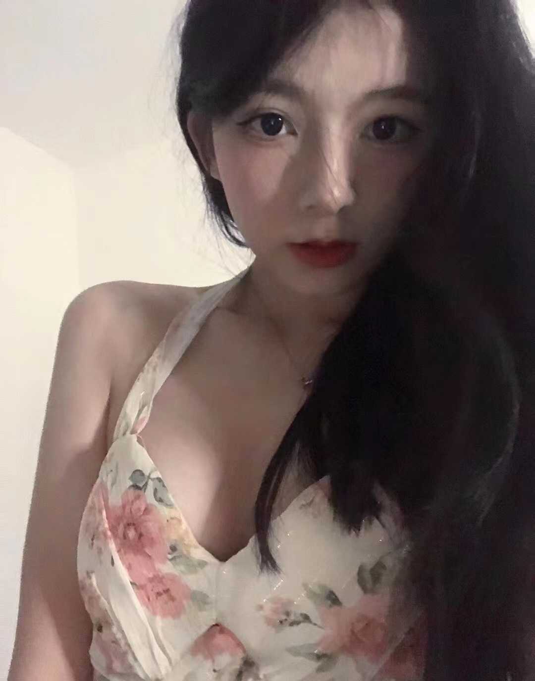 粉嫩肥臀爆乳兼职妹子