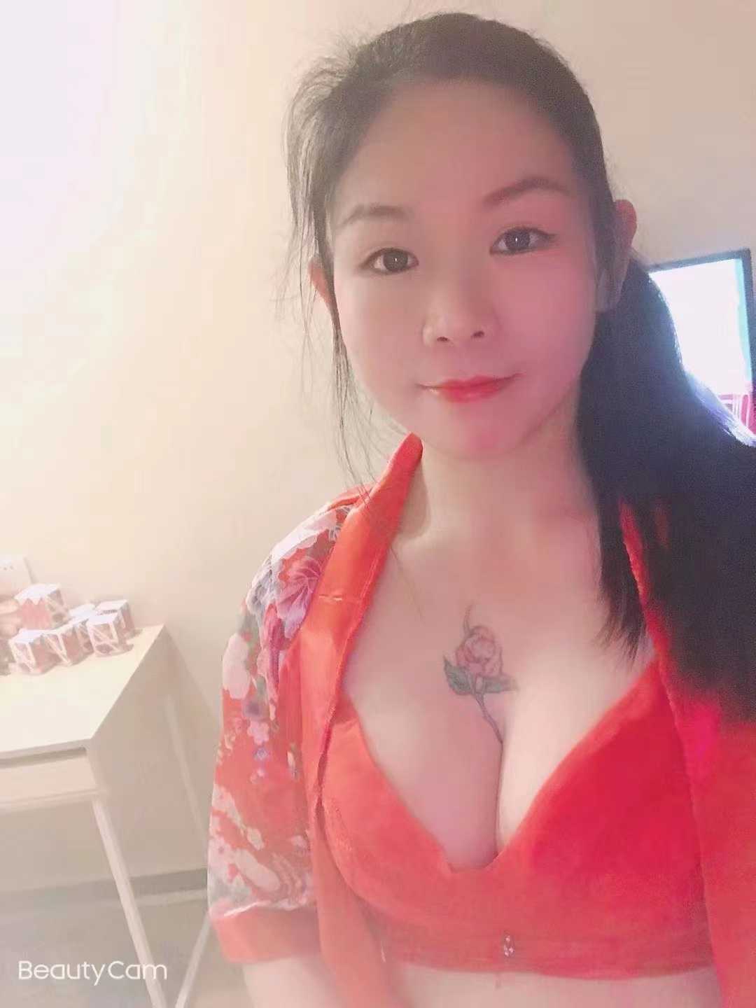 夹的紧舔的舒服的丰满妹子