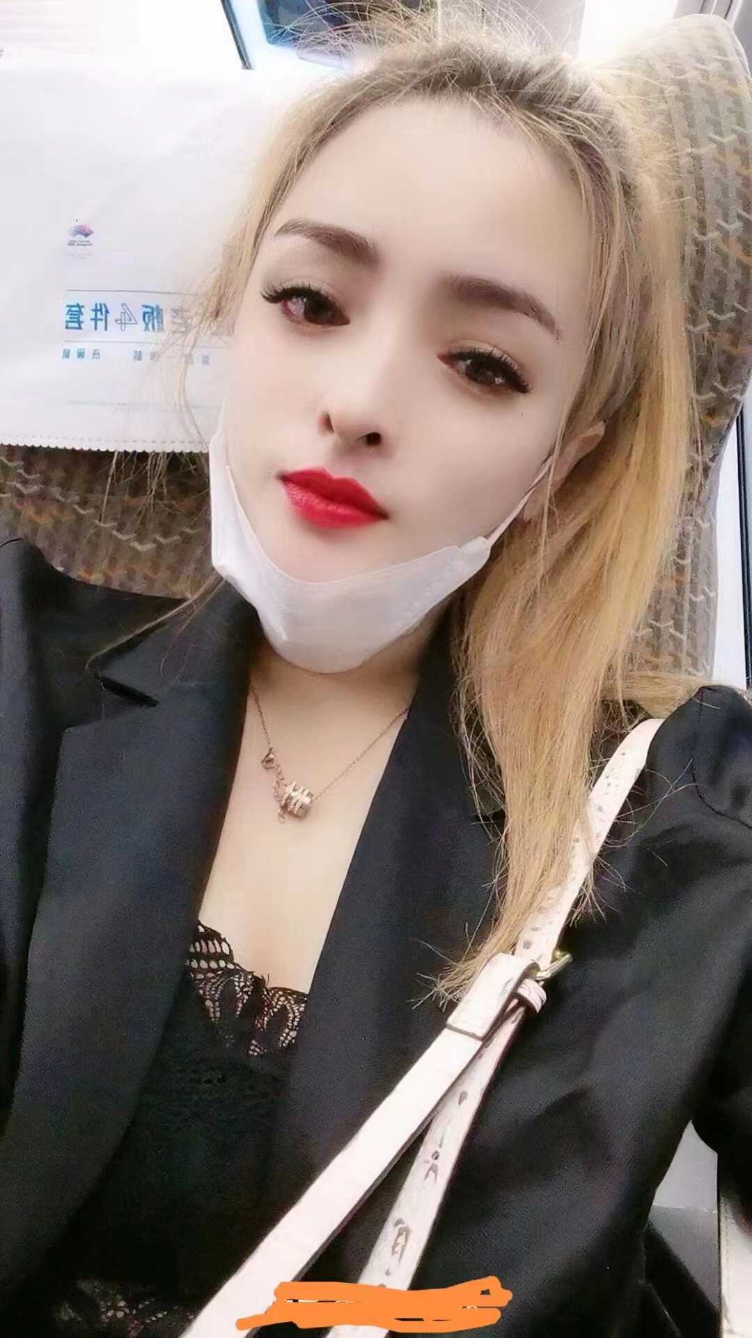 眼神很媚,烈焰红唇