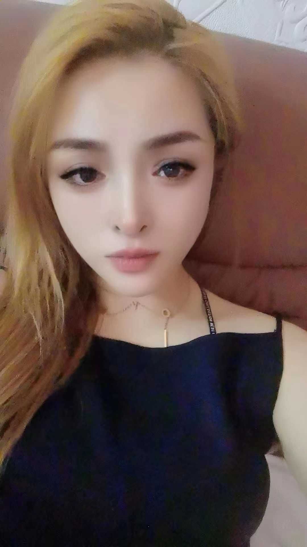 眼神很媚,烈焰红唇