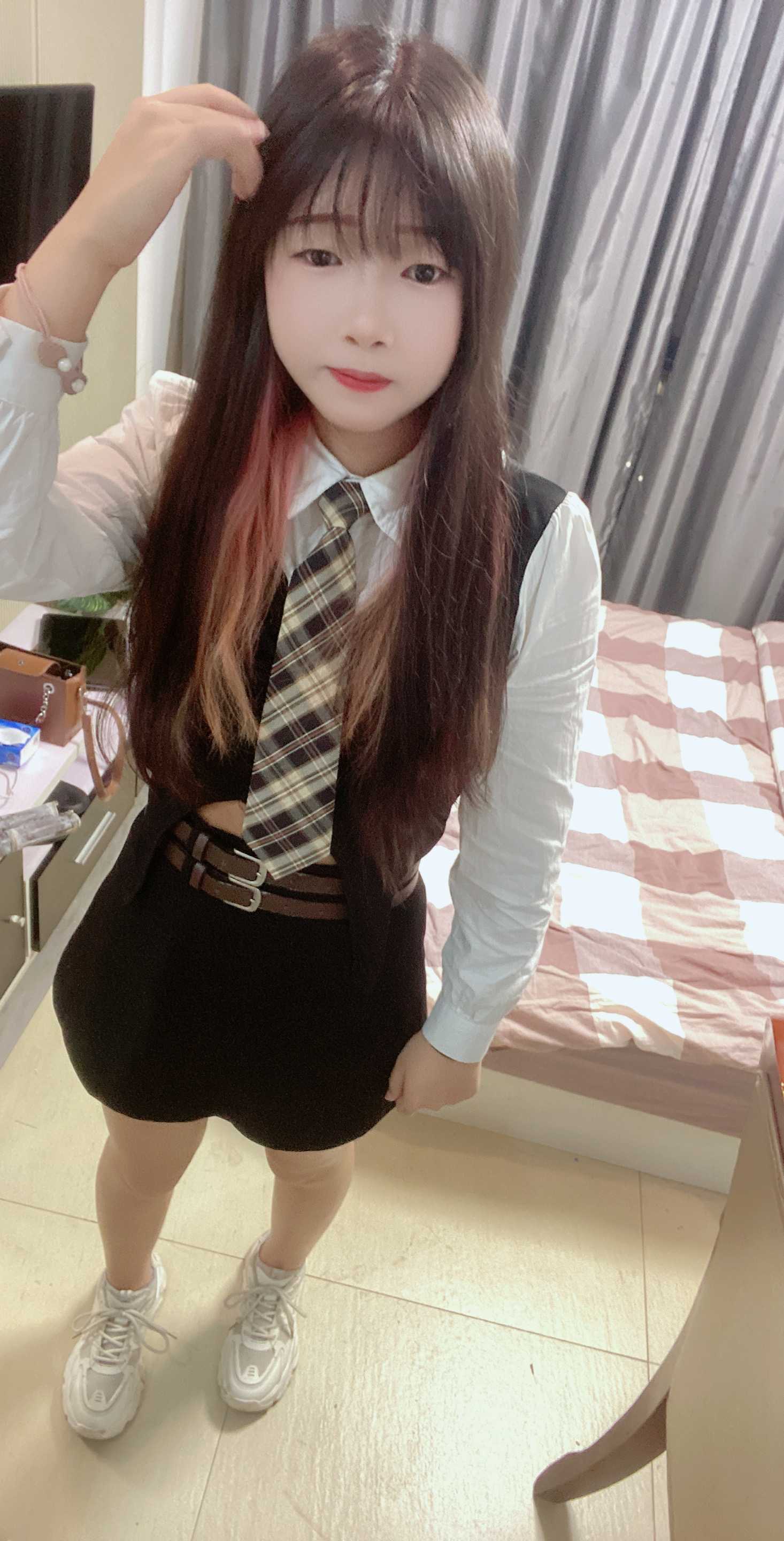 活泼可爱的兼职小妹