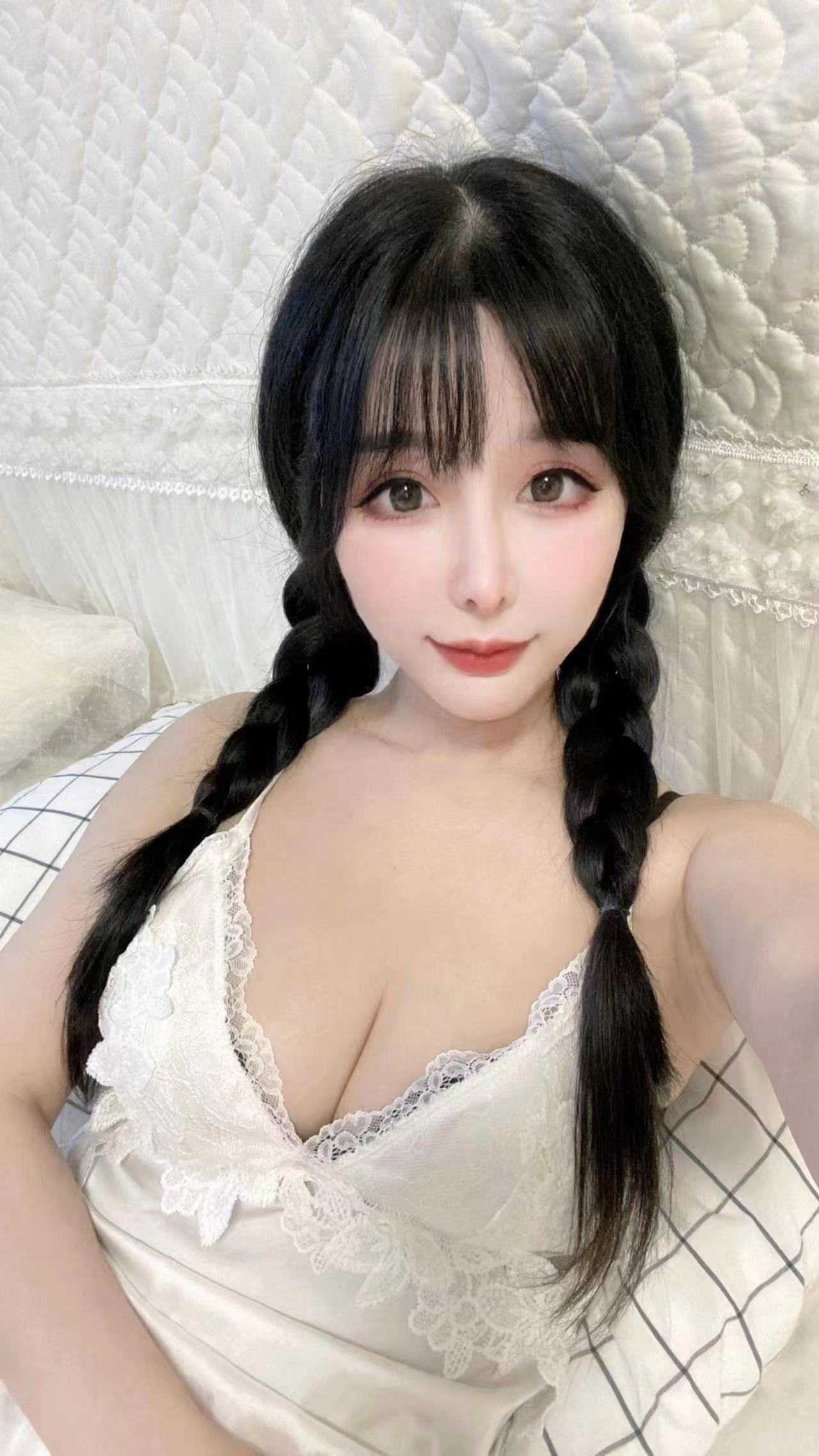 身材丰满皮肤白嫩妹子