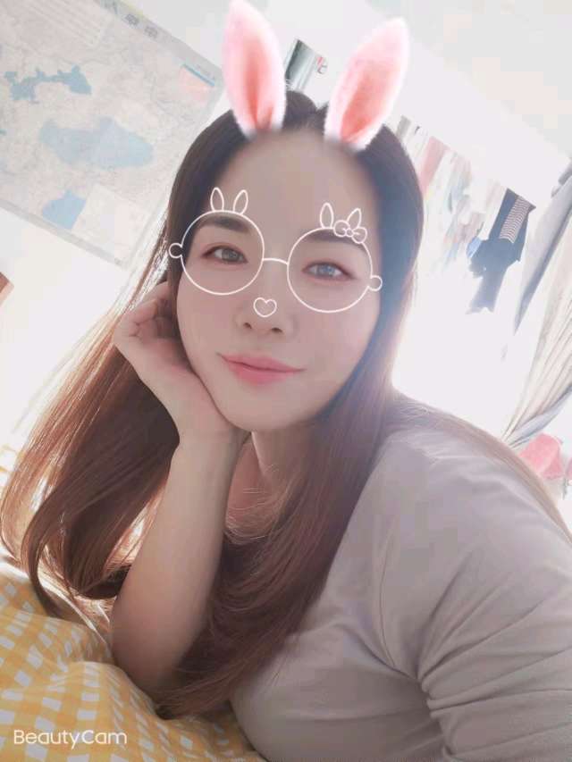 卖衣服的兼职小姐姐，长得不错