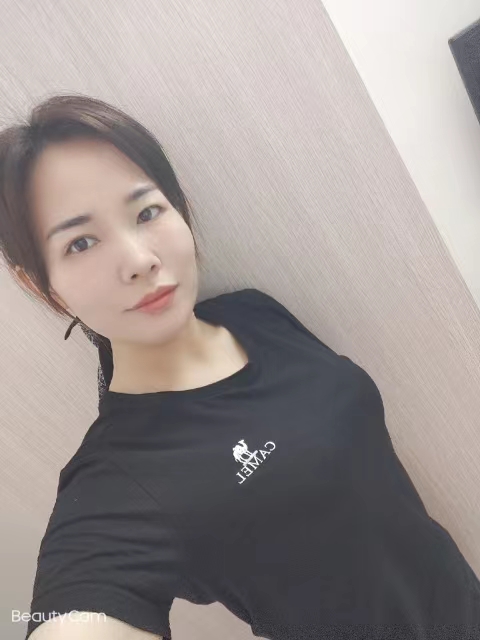 卖衣服的兼职小姐姐，长得不错