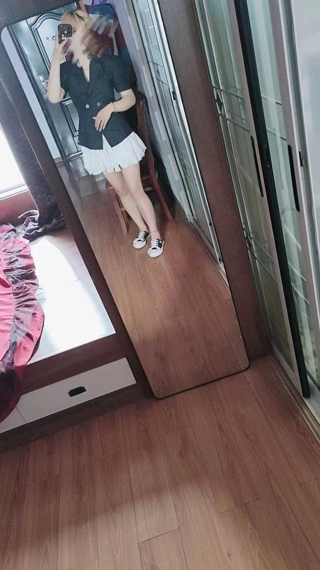 做~ai很投入，脸蛋红红的