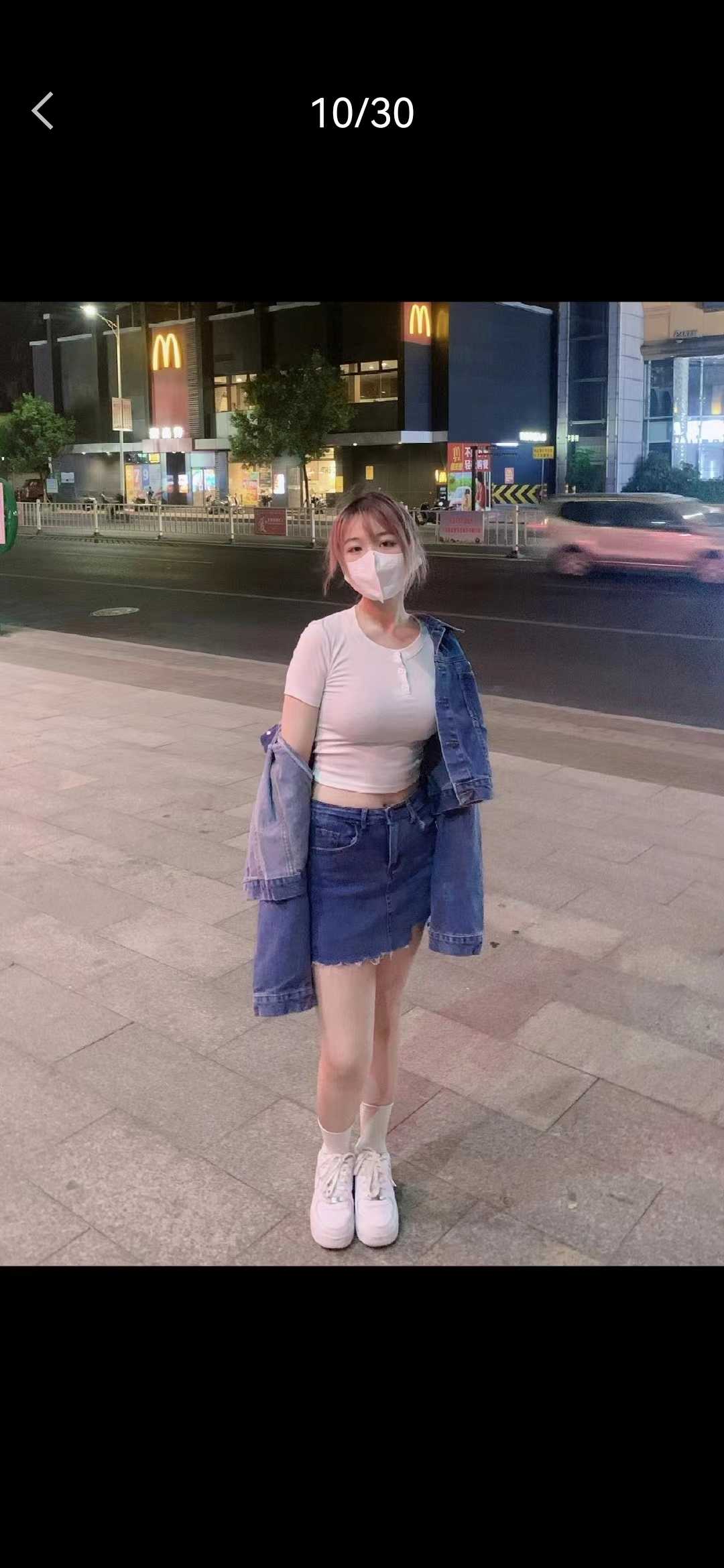 丰满诱人的年轻小妹