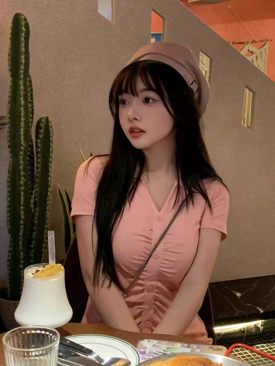 丰满诱人的年轻小妹