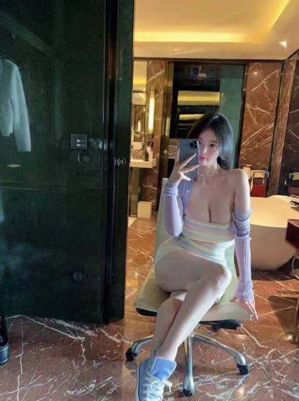 摸她身体，享受最后的温存