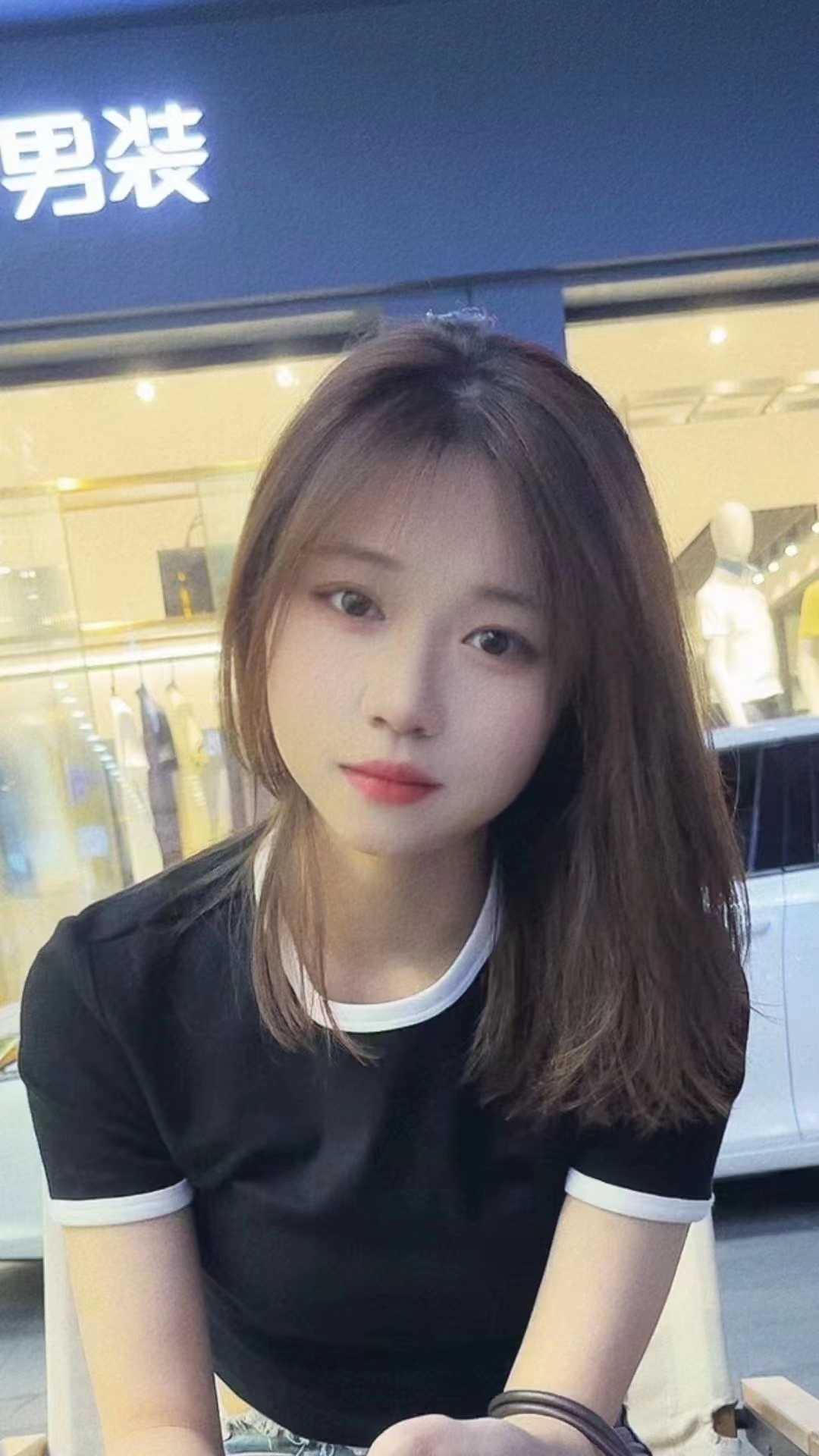 漂亮大方，学校兼职