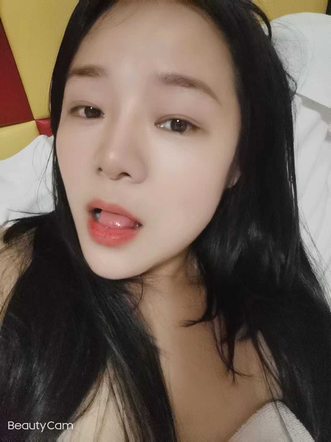 身材好性感，胸部大很挺
