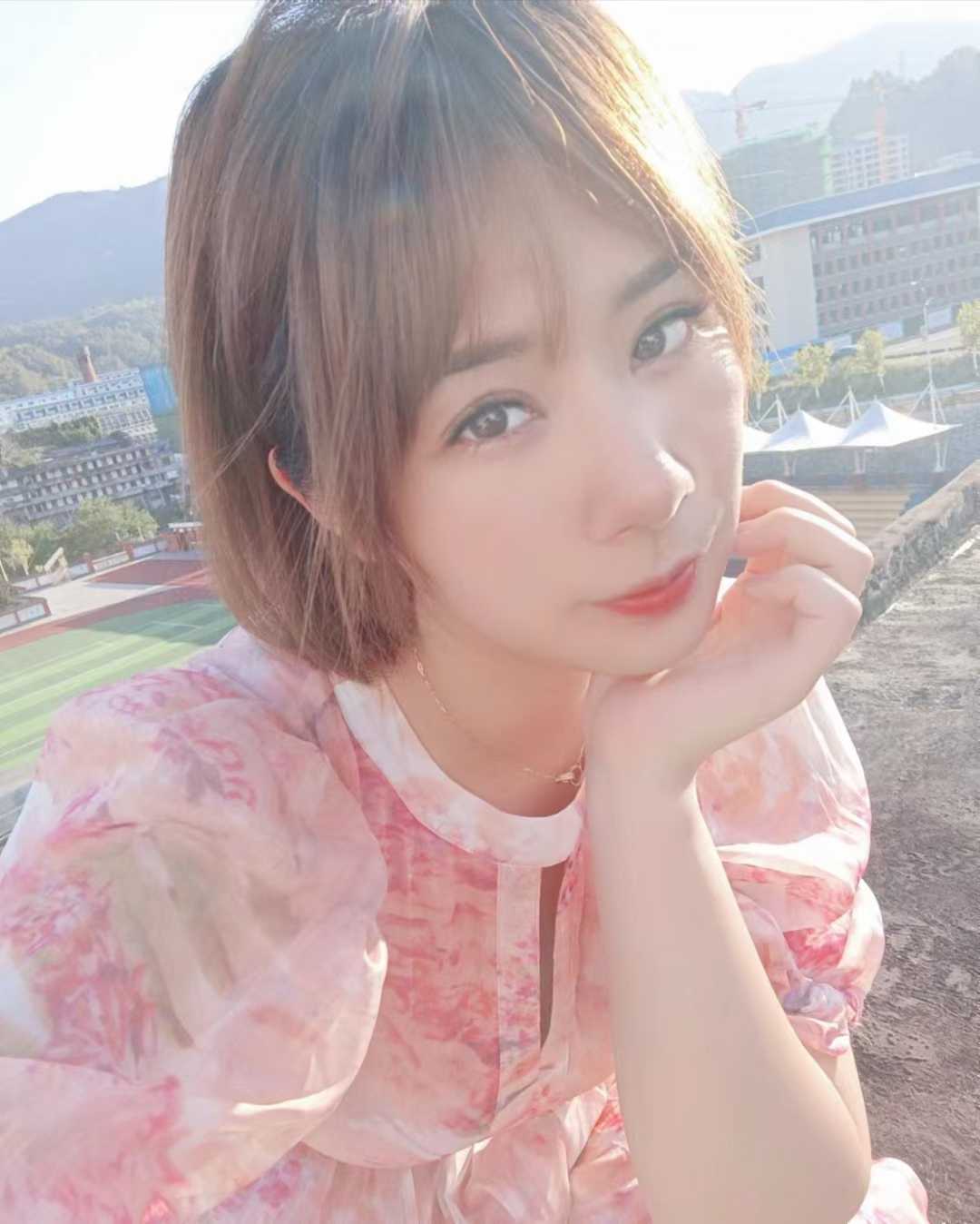 短发性感尤物