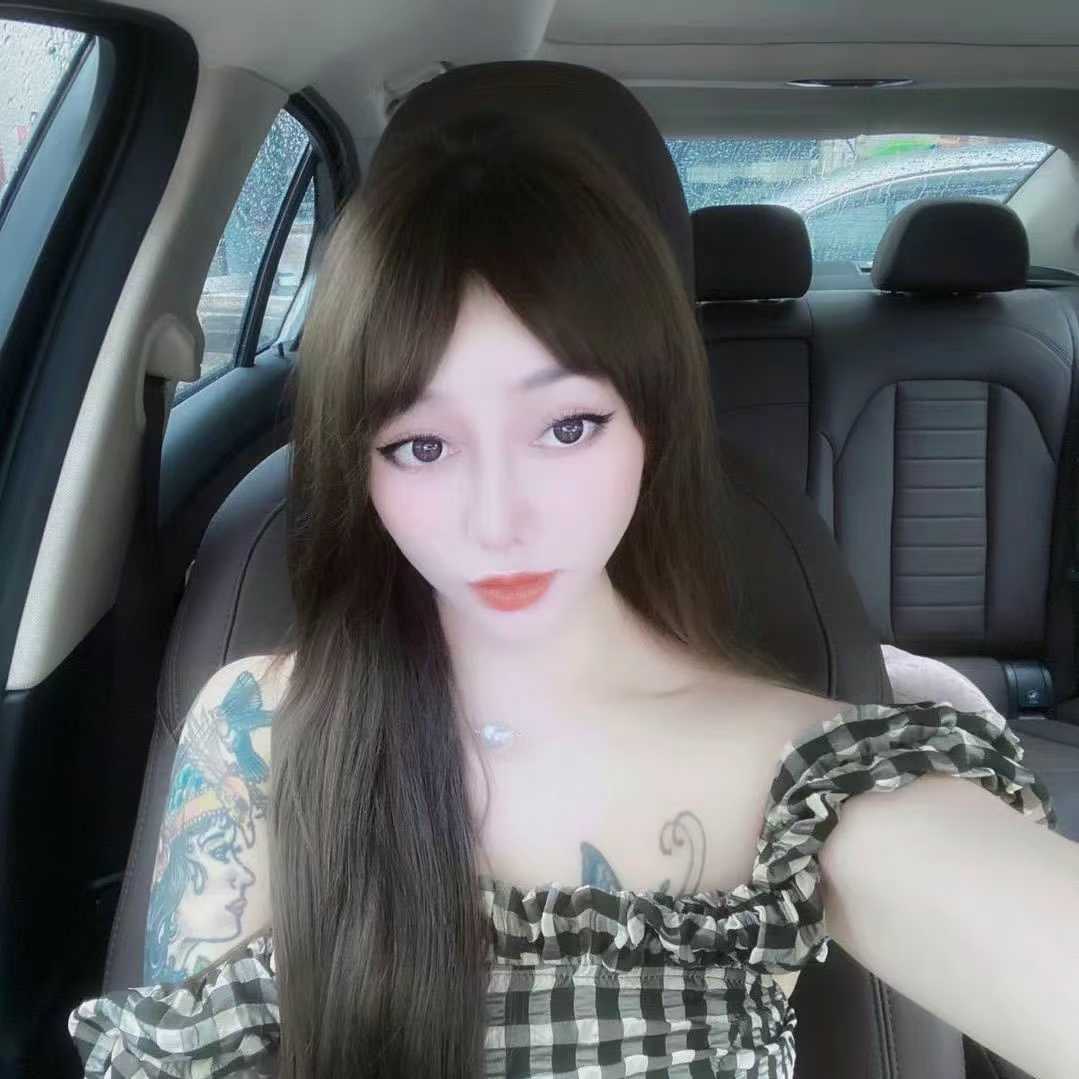 外表高冷内心反差的美女