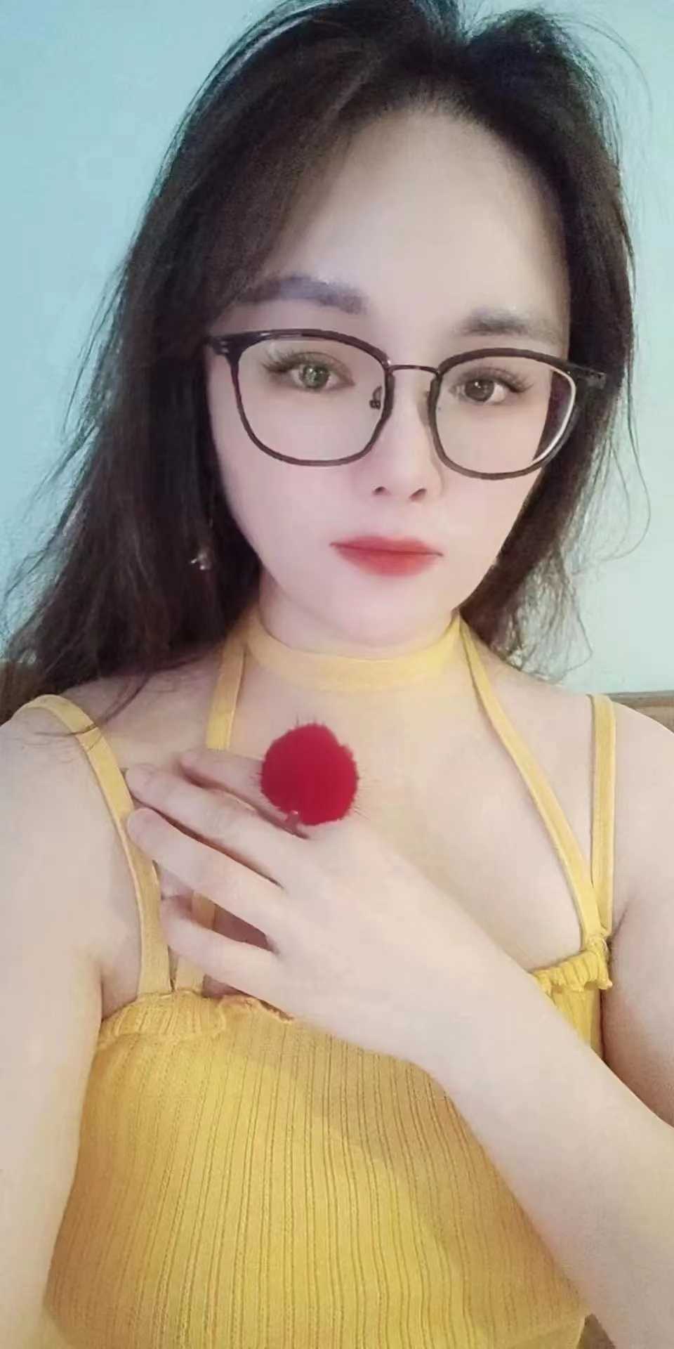 大胸眼镜妹子儿