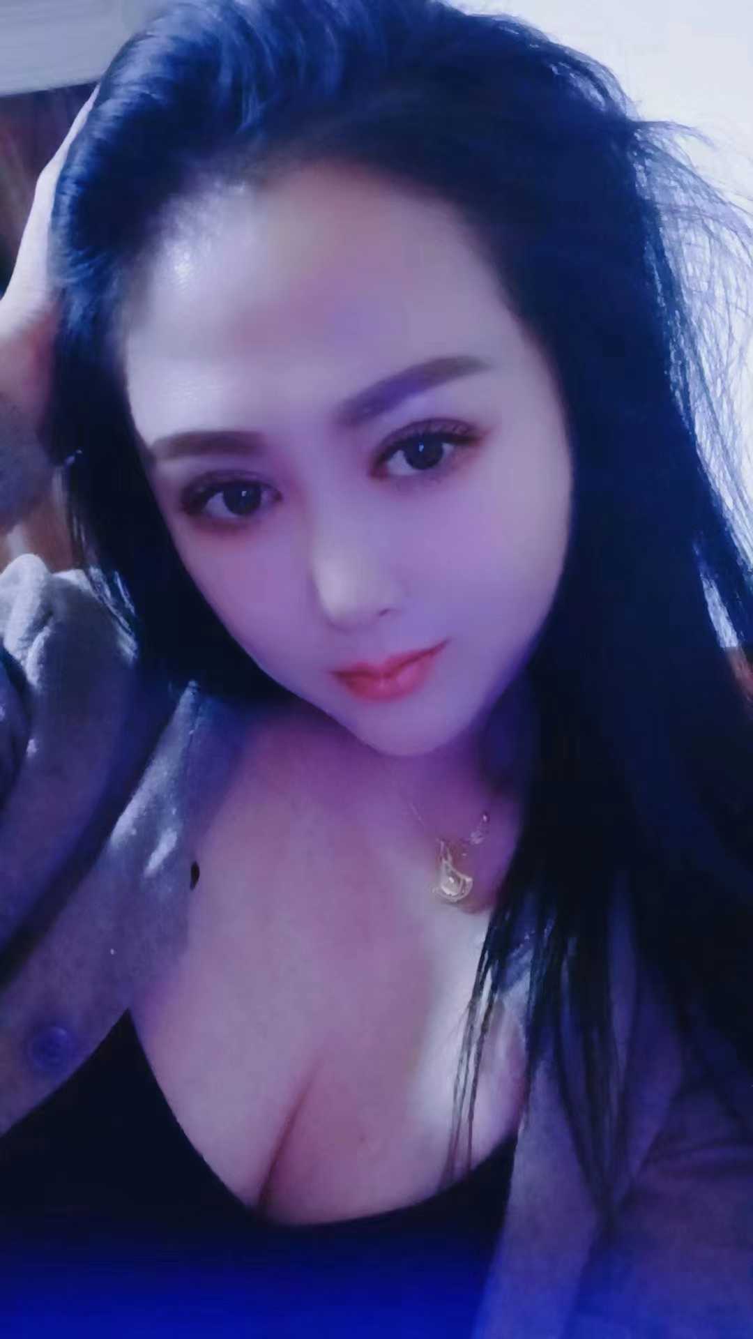 很会玩的大胸少妇