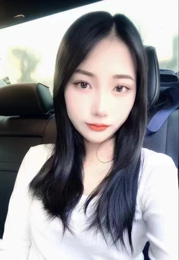 妹子的皮肤很白，身材也好