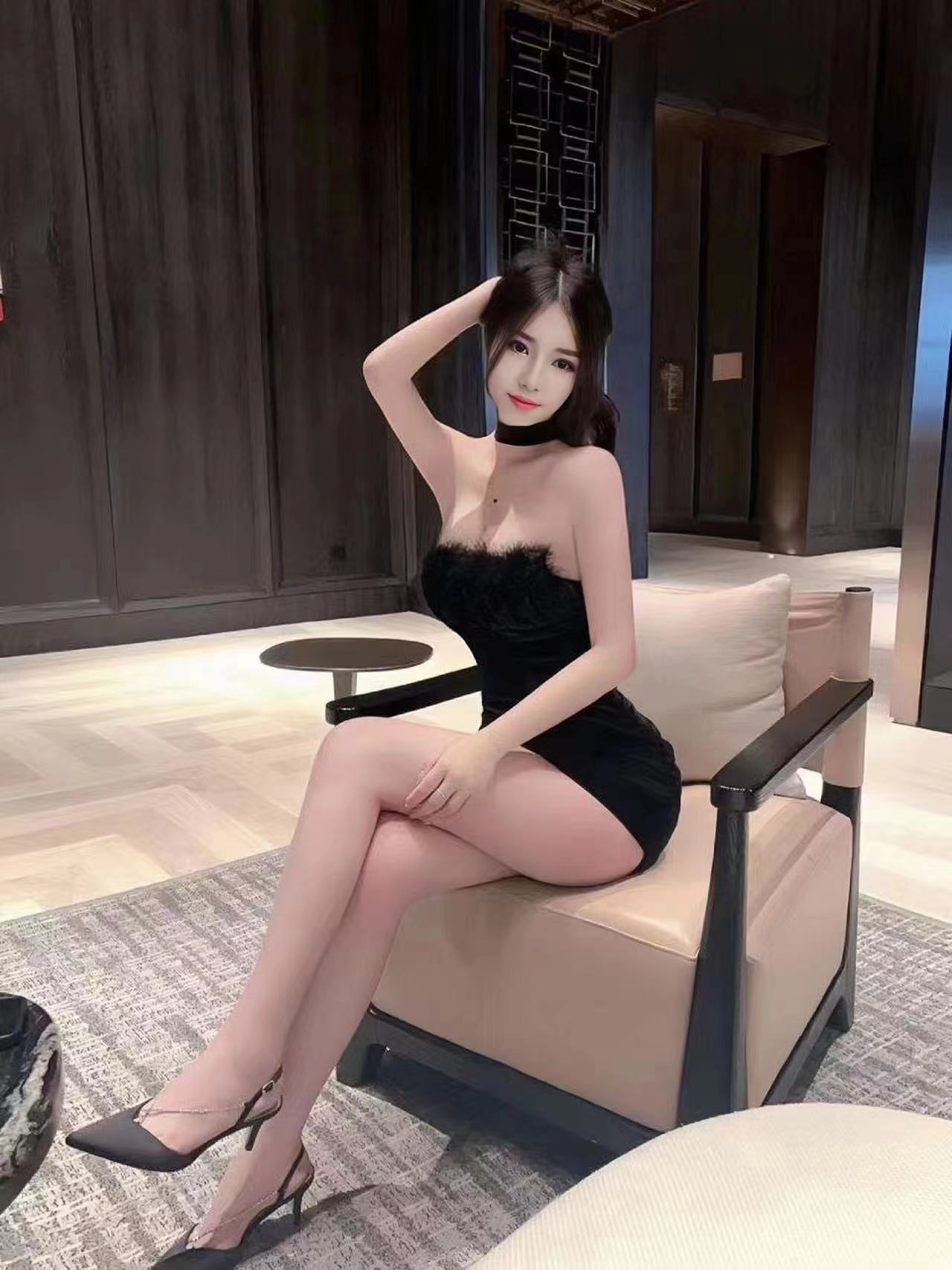 皮肤白摸起来很滑，前凸后翘