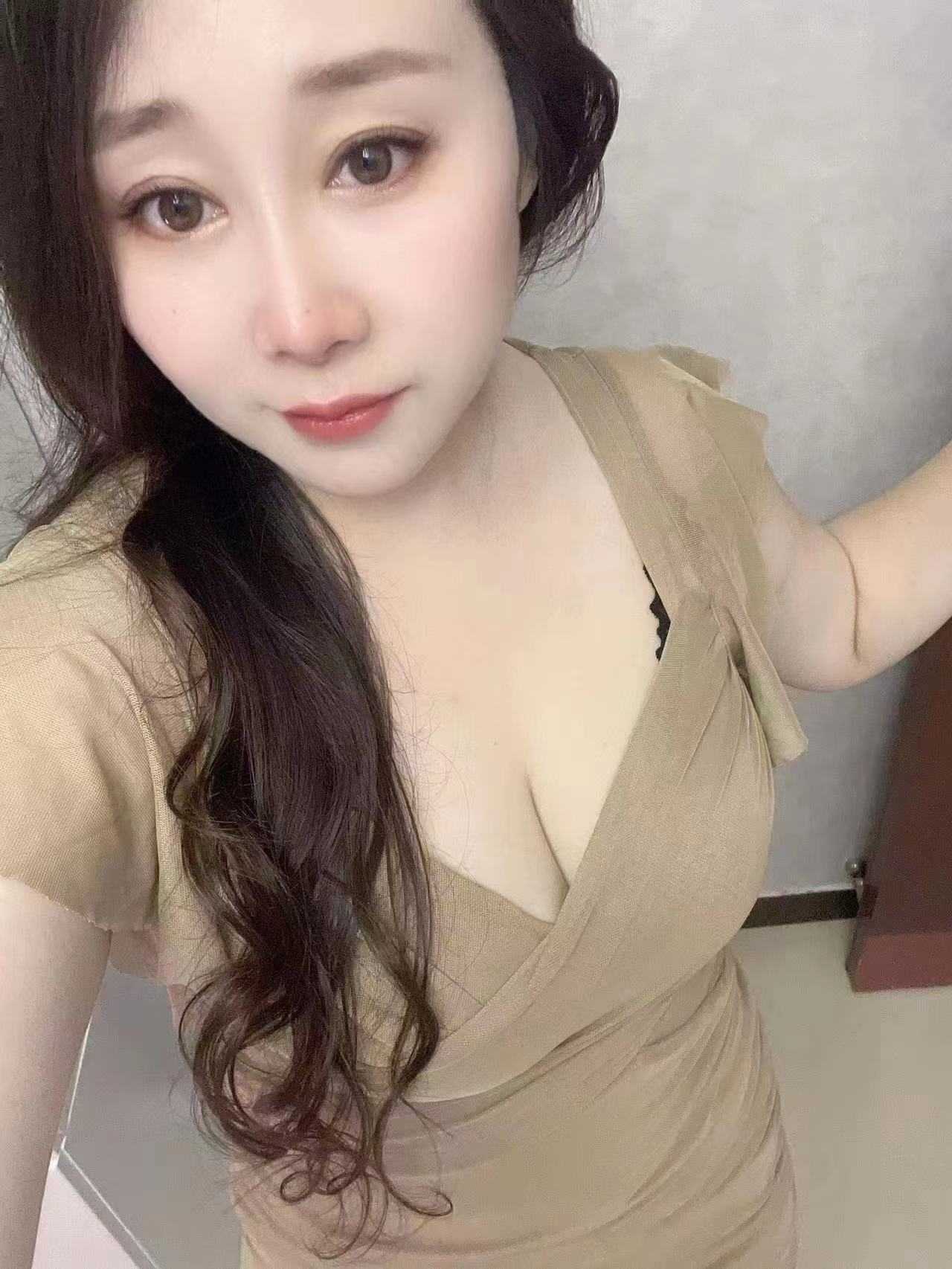 皮肤好胸够大，很爽