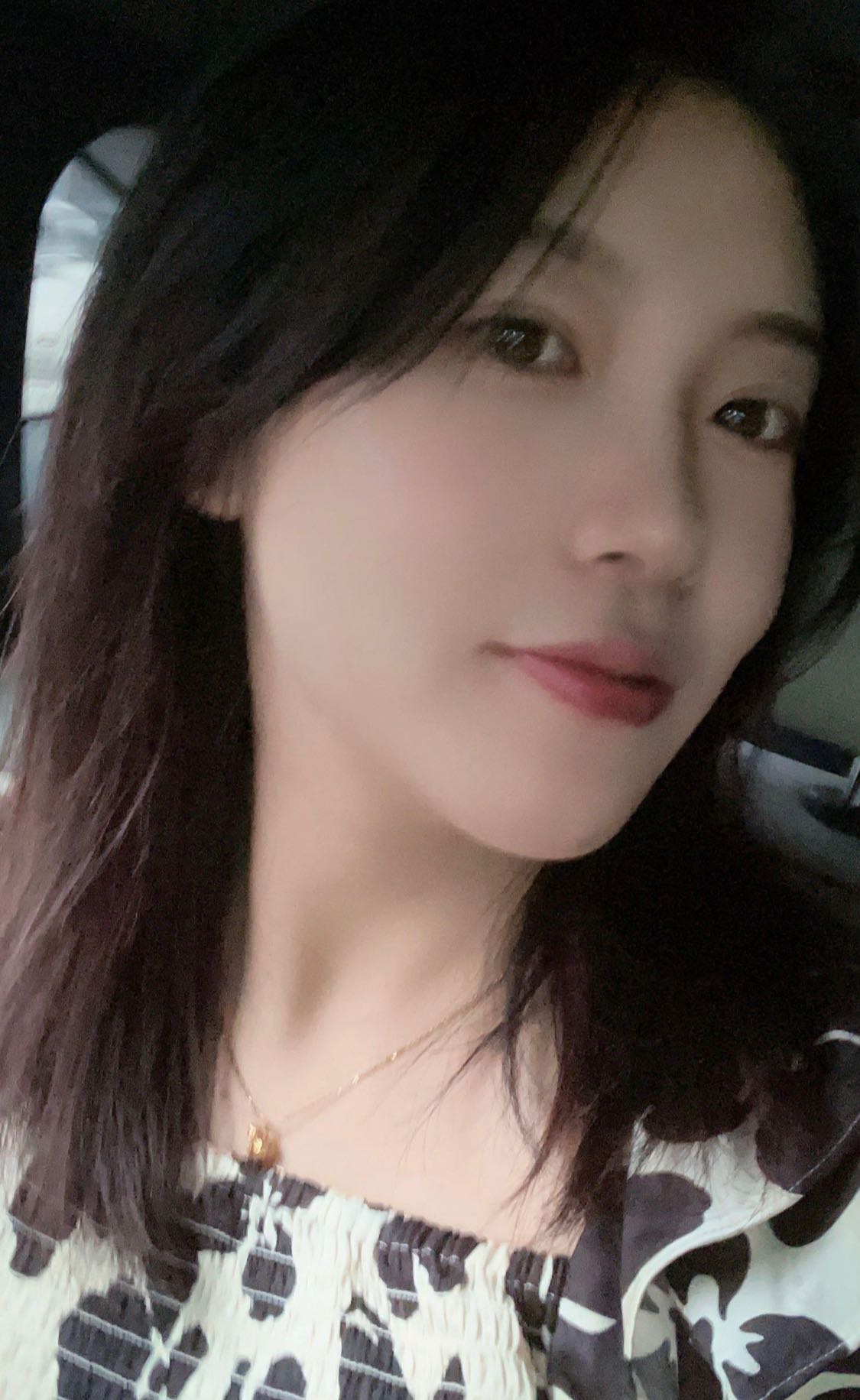 草房长腿美女