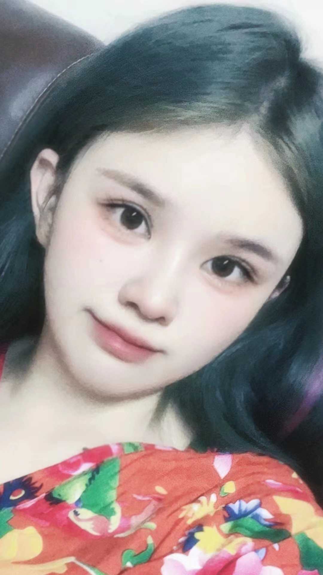 漂亮大方，气质高雅，娇小玲珑