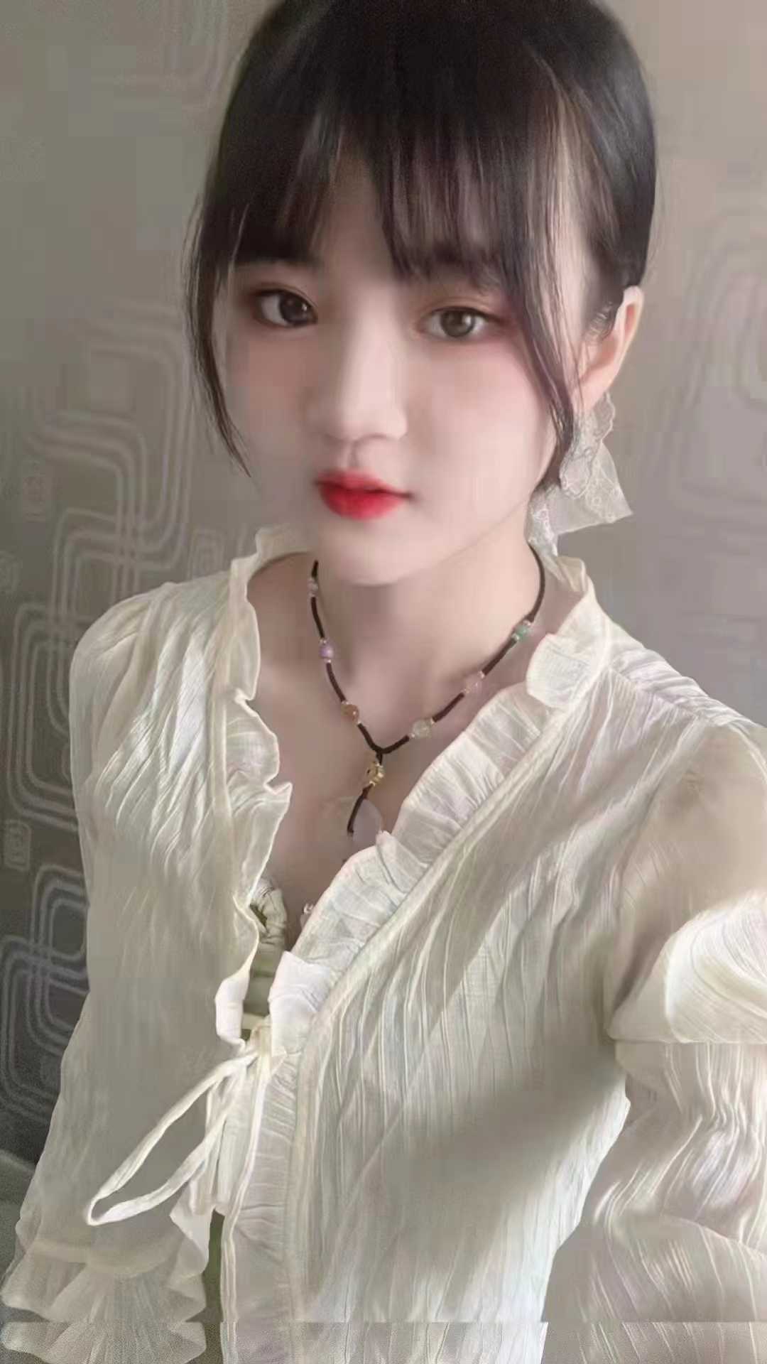 漂亮大方，气质高雅，娇小玲珑