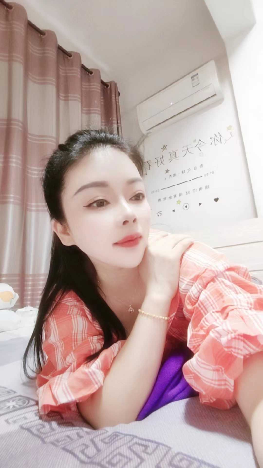 姿势啥的也挺配合，奶子也挺大