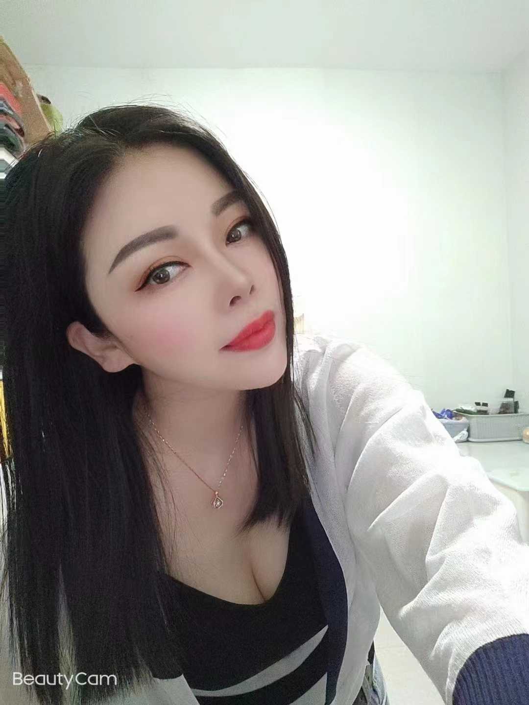 姿势啥的也挺配合，奶子也挺大