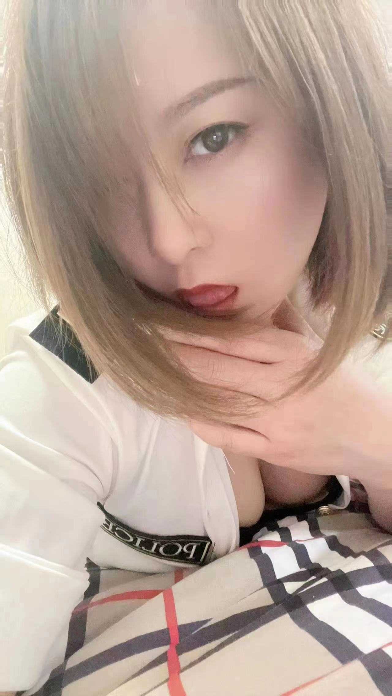 服务型女子红彤彤