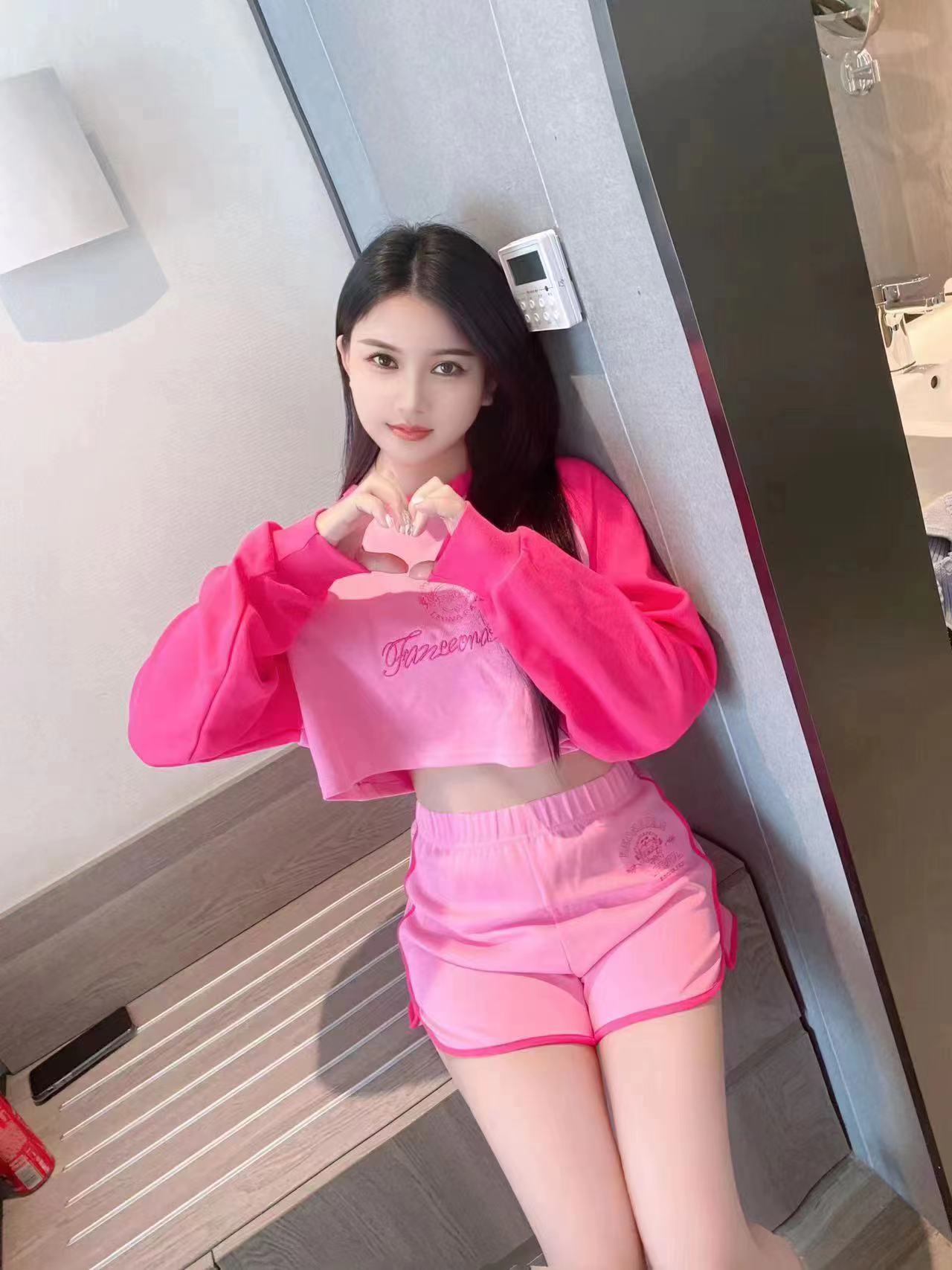 小b很紧夹得我很快就射了,爽歪歪