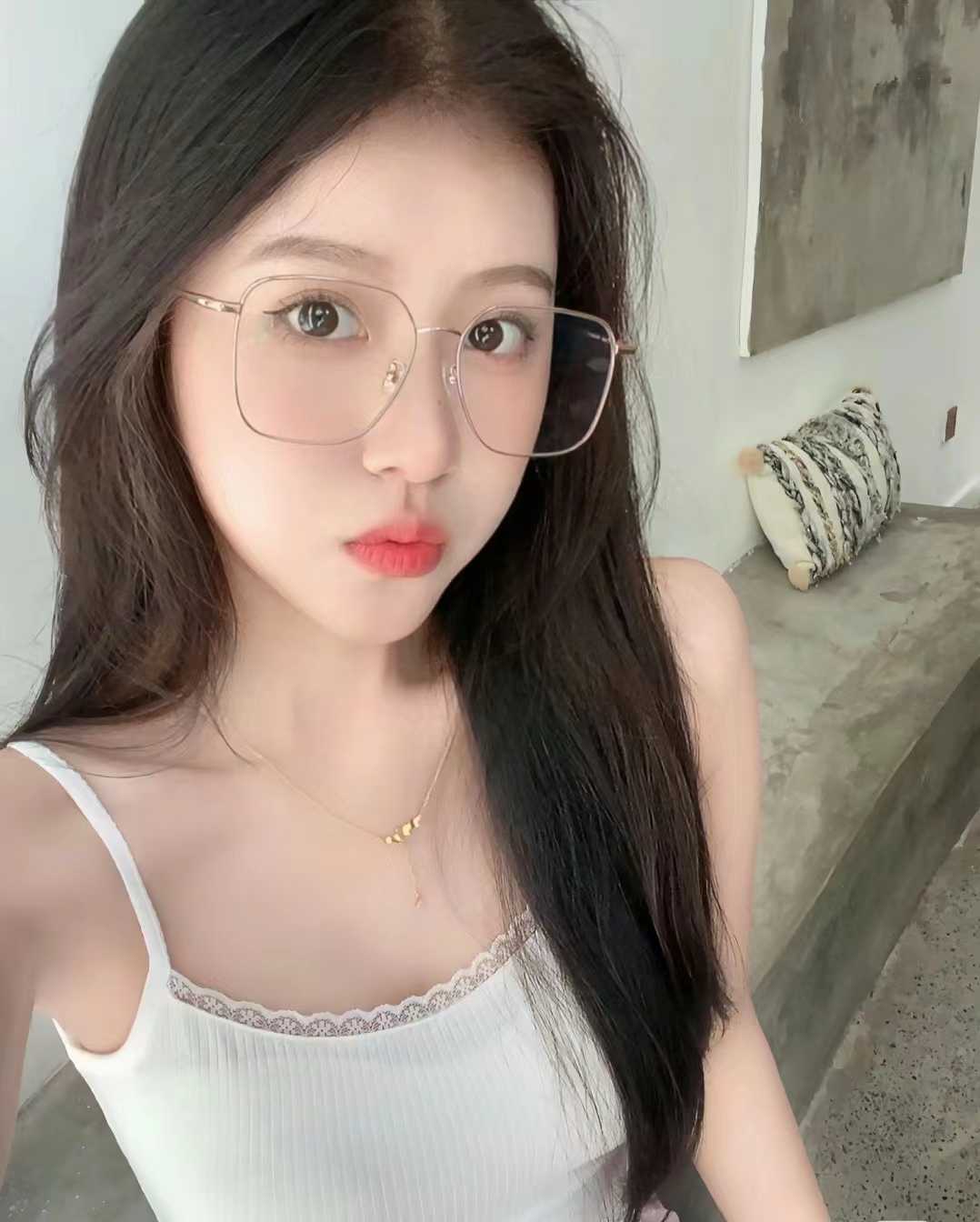 甜美很有女友感的小姐姐