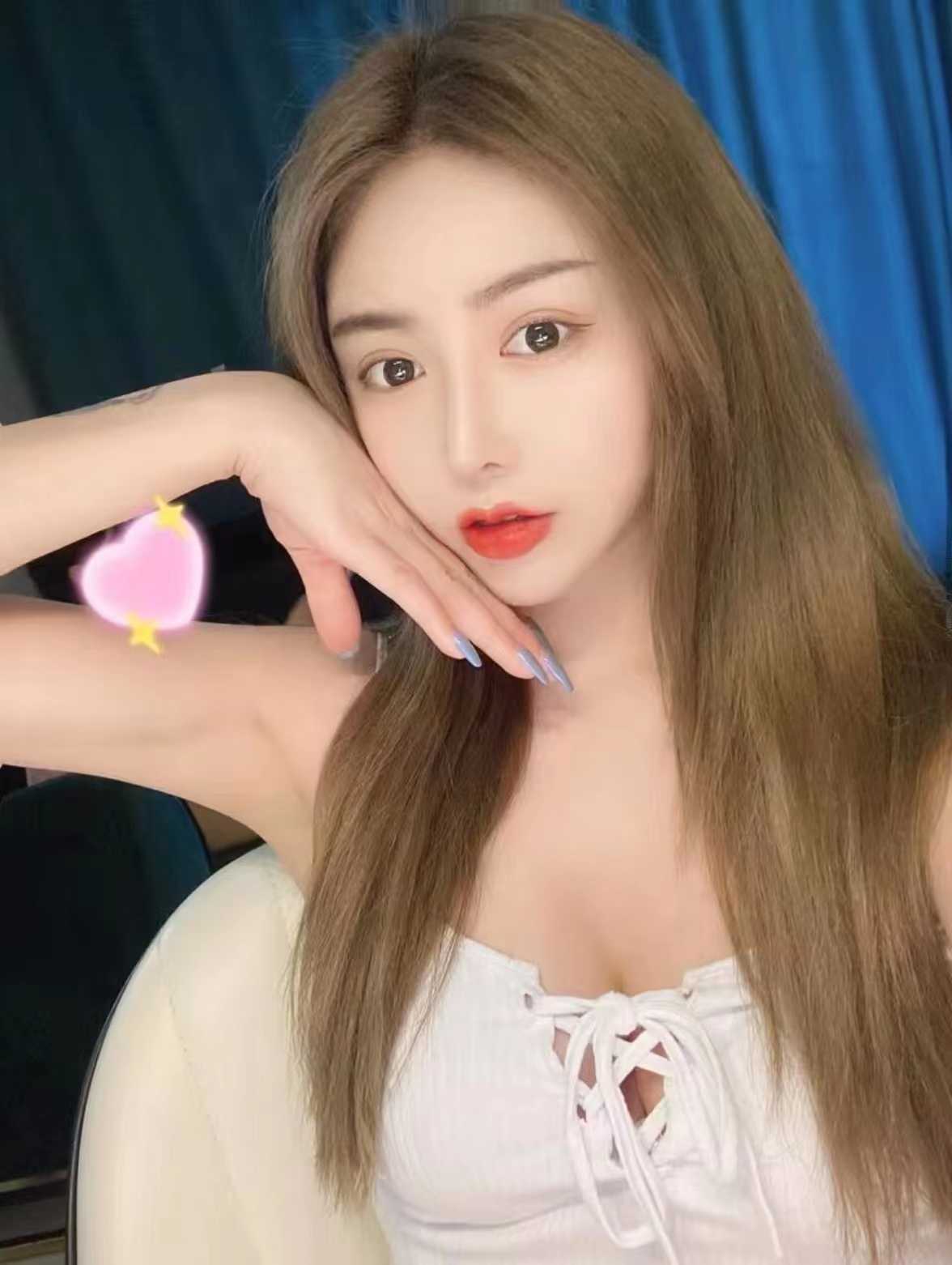 一边插一边揉她的奶子非常爽