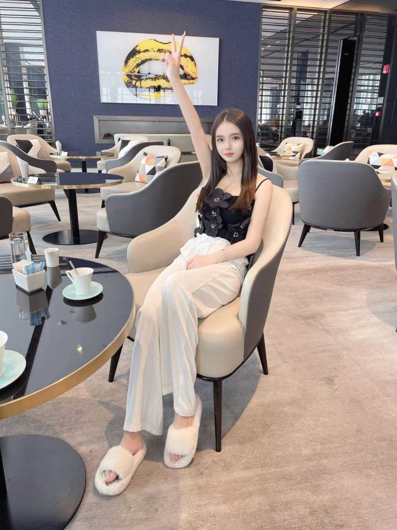 皮肤很白很滑的小姐姐