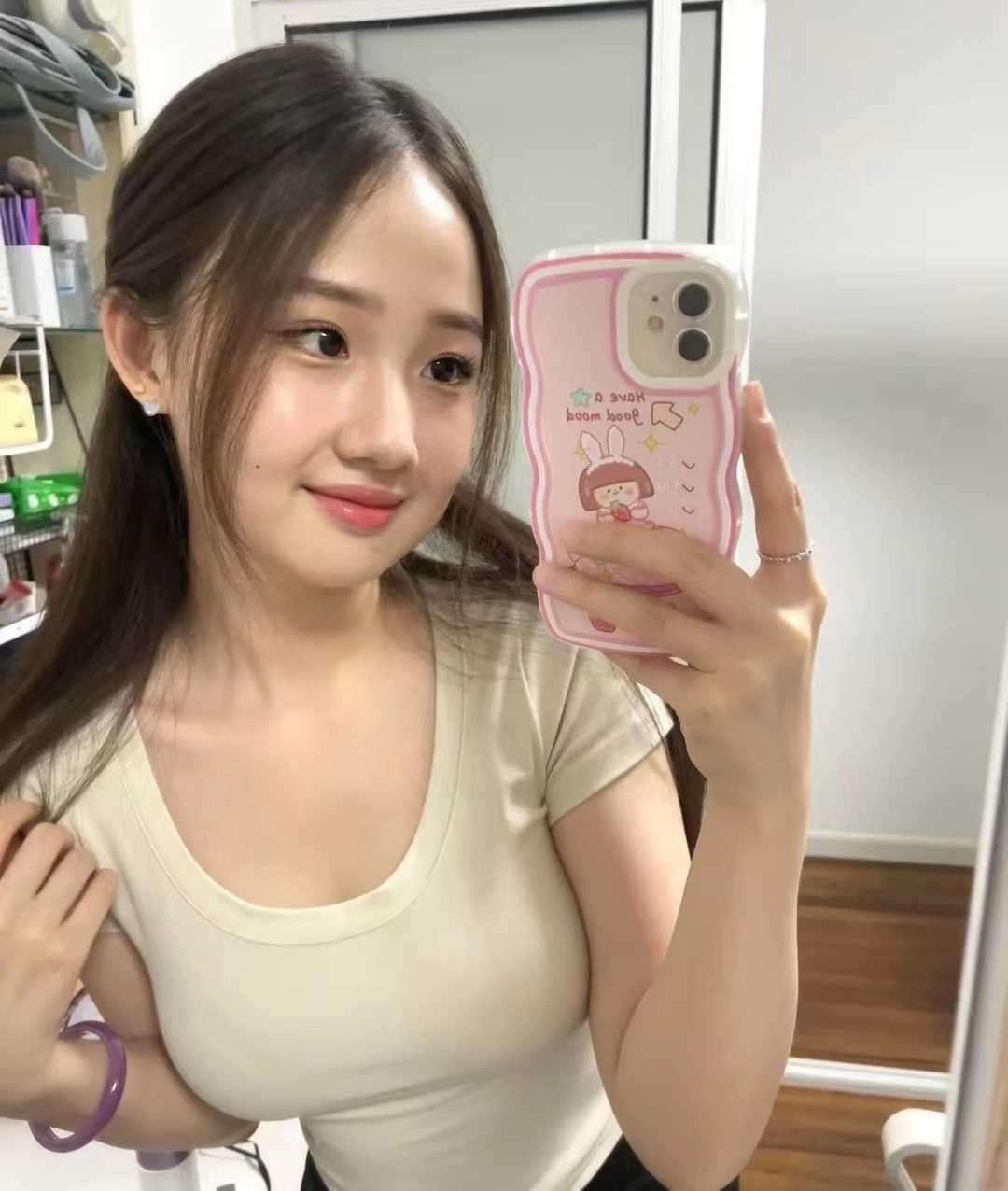 超级年轻貌美的小姐姐