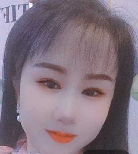 练瑜伽漂亮小少妇