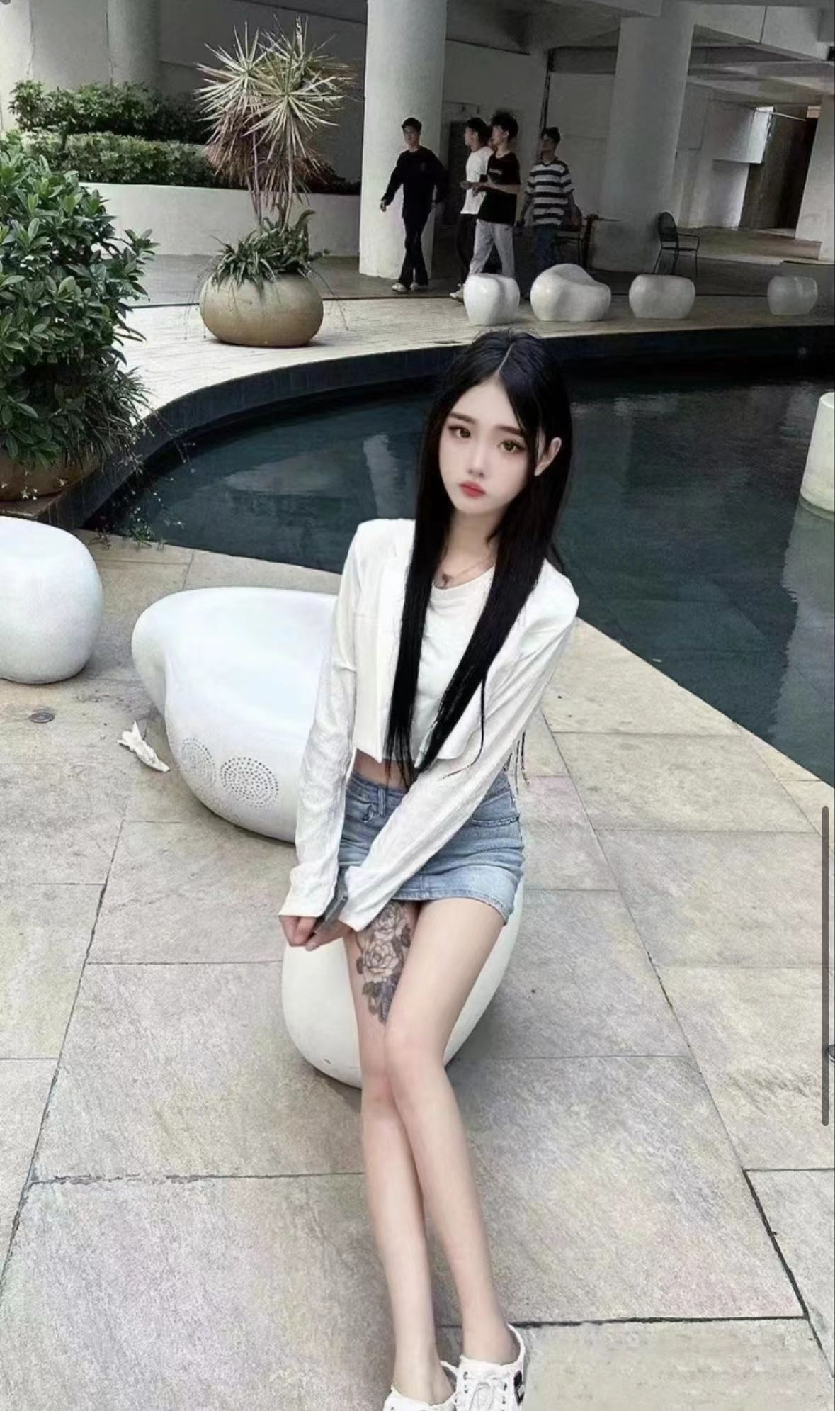 纹身小姐姐