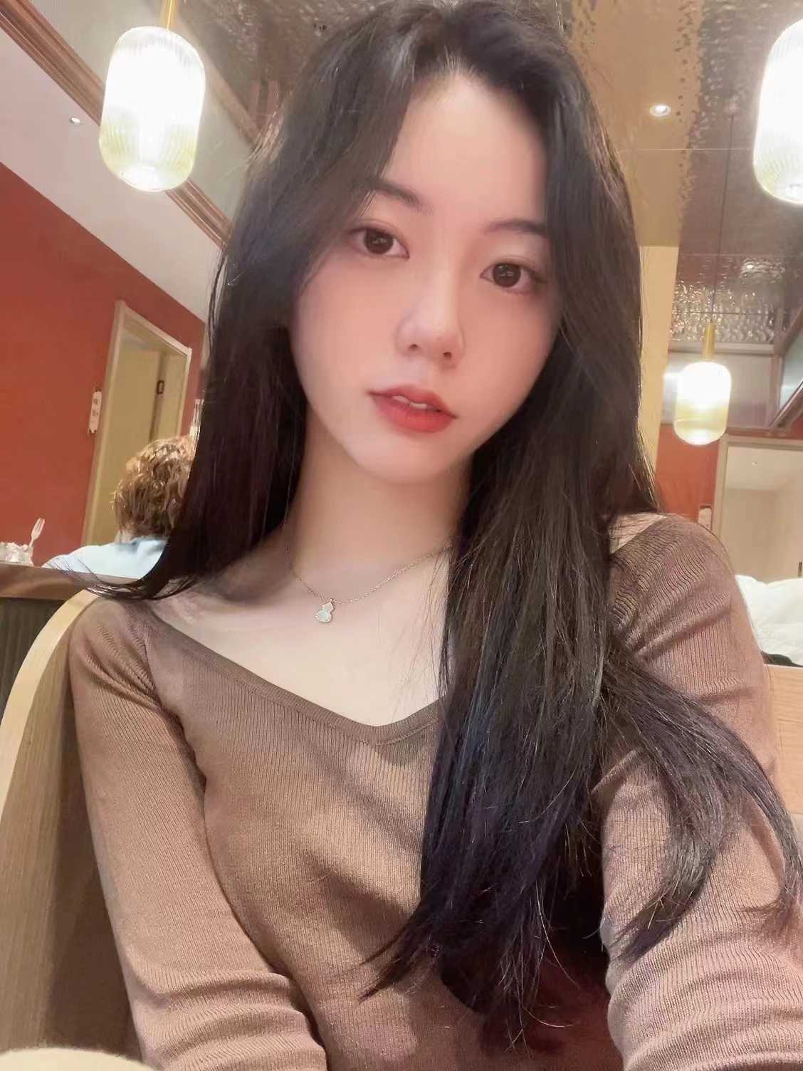 很年轻貌美的小姐姐