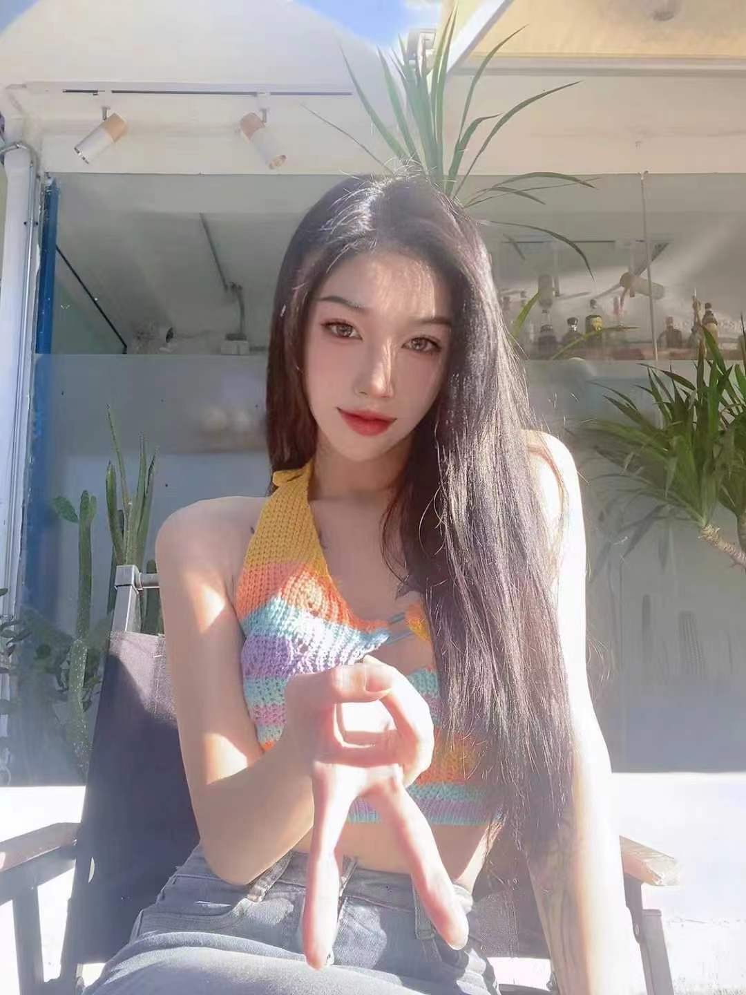 长相清纯的年轻妹子