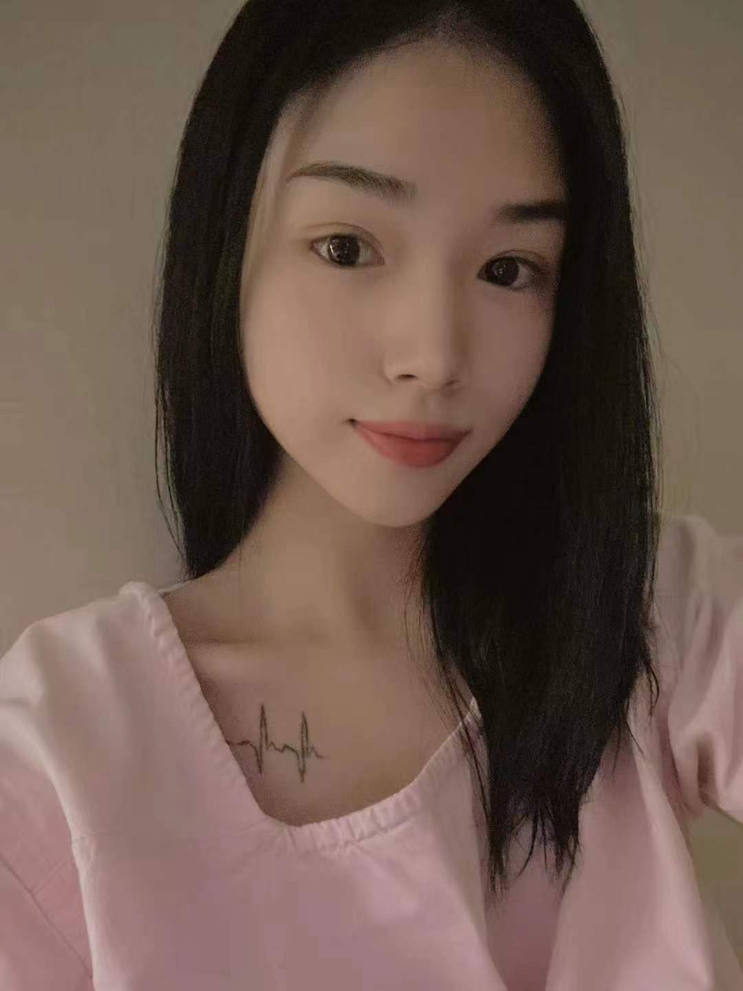 长相清纯的年轻妹子