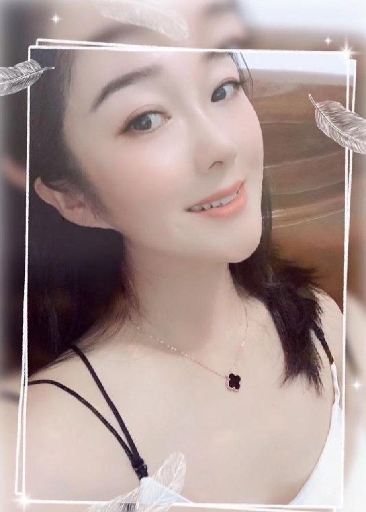 粉嫩白皙极品美妞